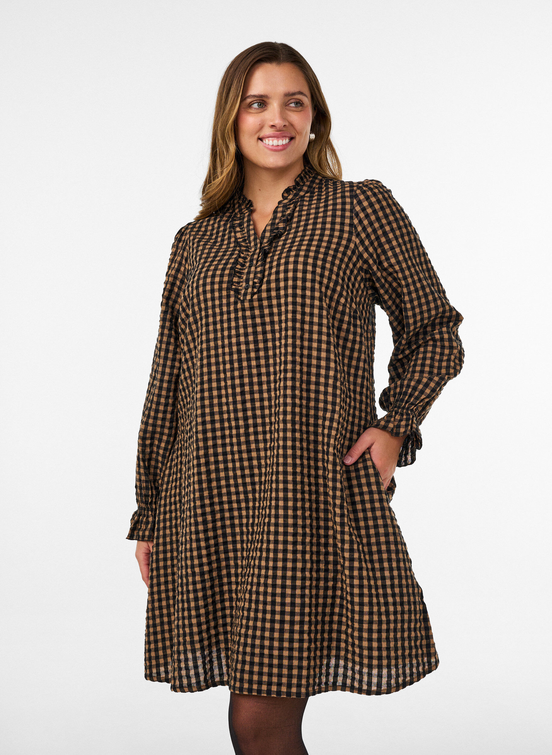 Geruite katoenen jurk met ruches, Bruin, Model