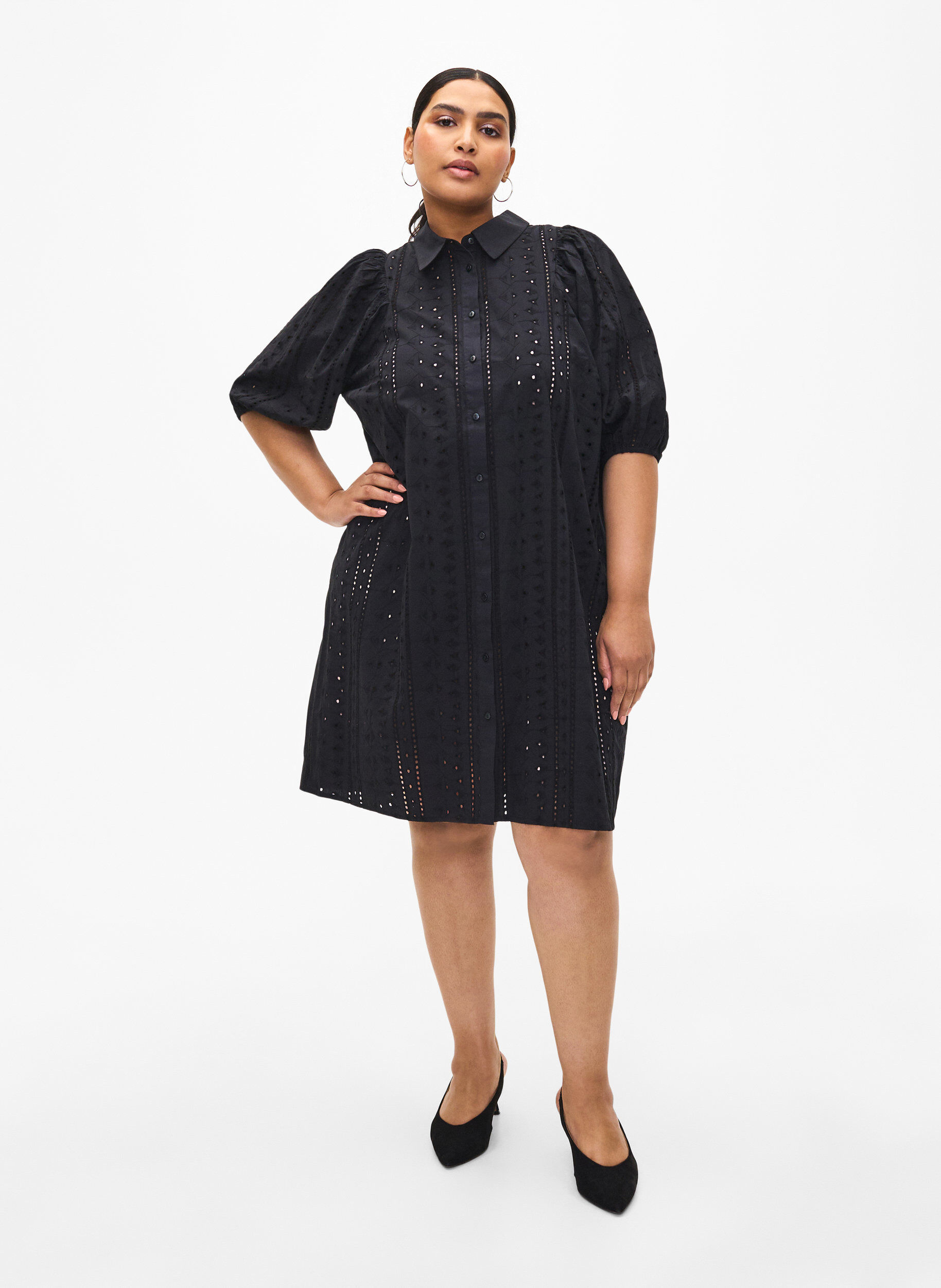 Zizzi Katoenen overhemdjurk met broderie anglaise, Black, Model image number 2