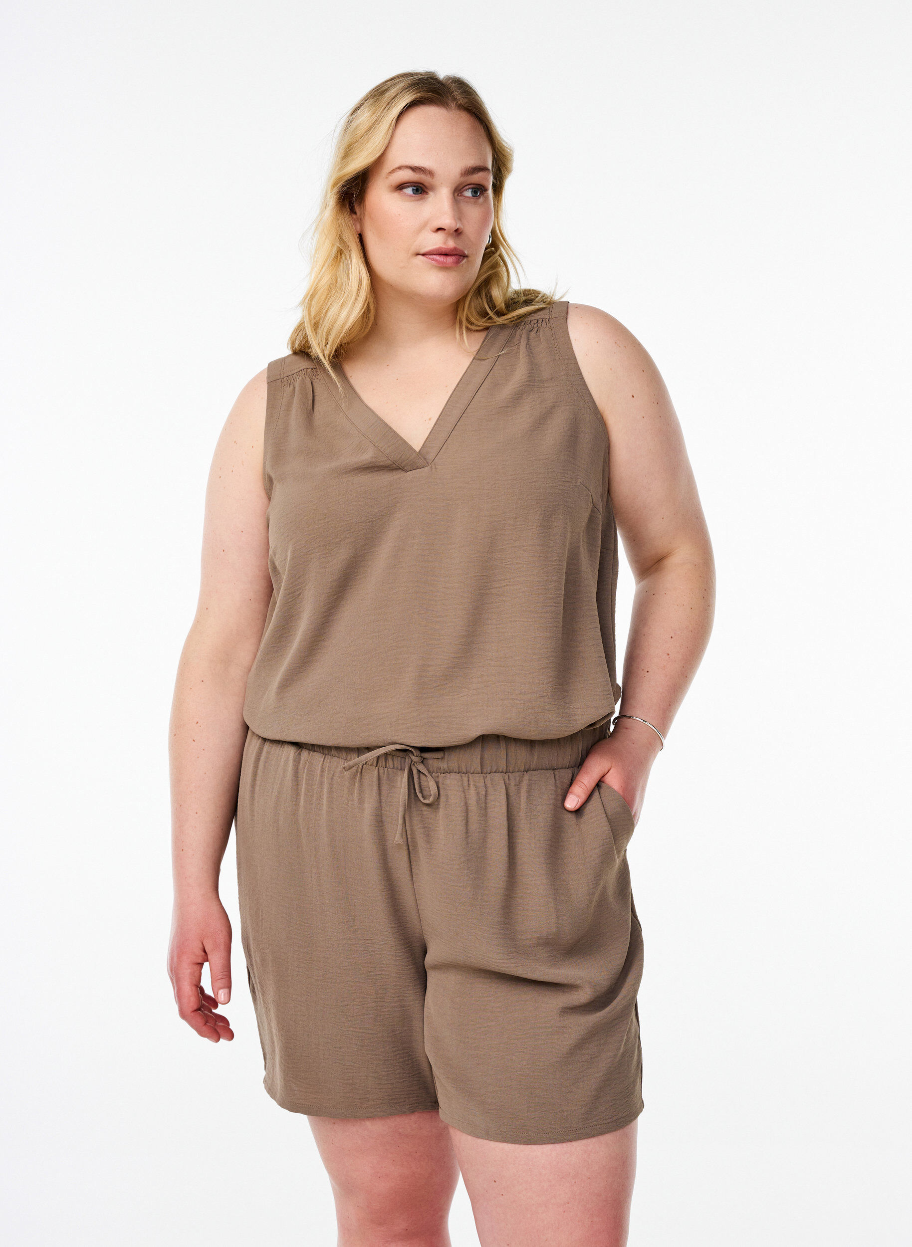 Zizzi Korte broek met zakken en elastische tailleband, Bruin, Model image number 0