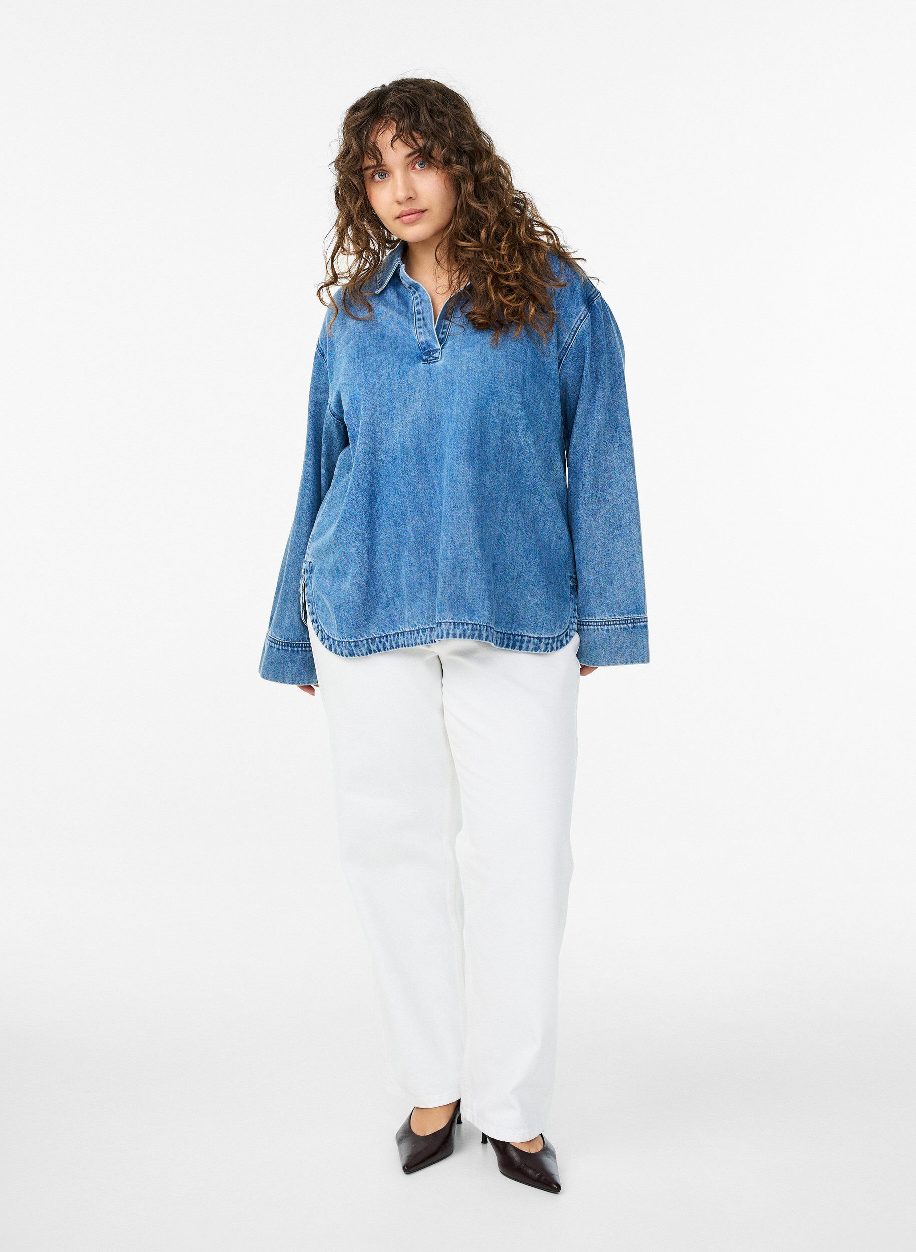 Zizzi Losse denim blouse met kraag en V-hals, Blauw, Model image number 1