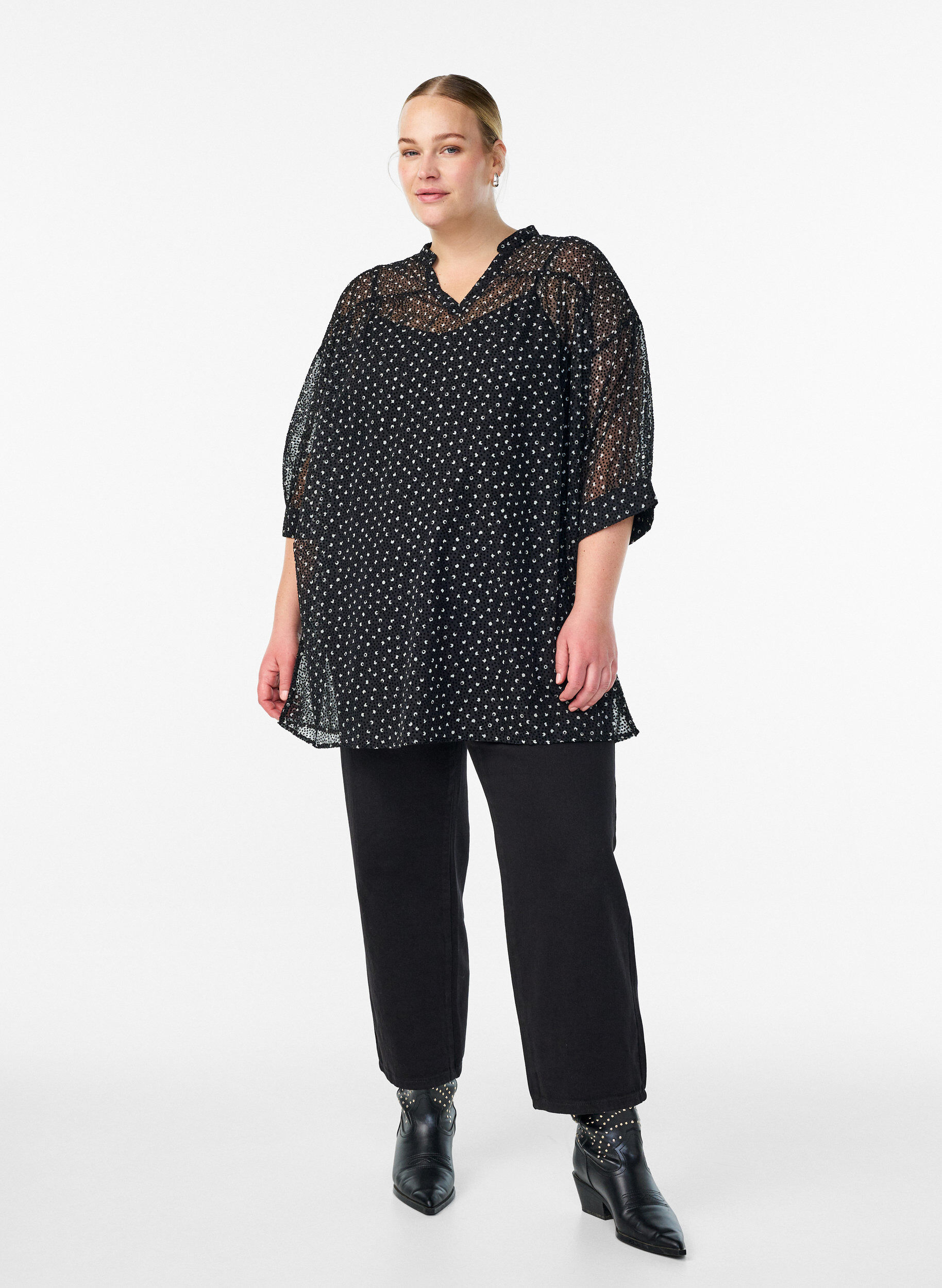 Zizzi Chiffon tuniek met fluwelen stippenpatroon, Zwart, Model image number 1