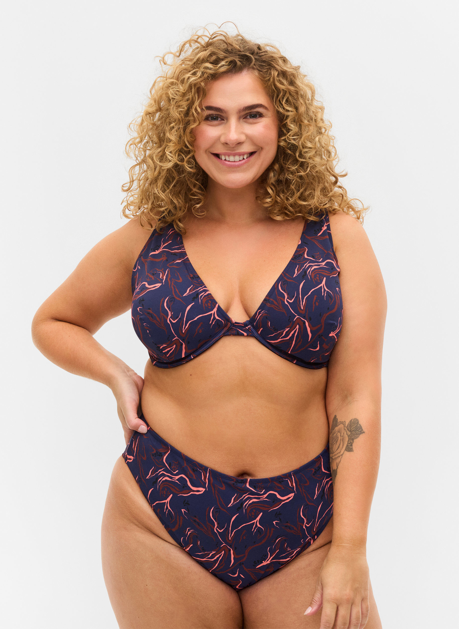 Bikinibroekje met hoge taille en hoog uitgesneden pijpjes, Zwart, Model