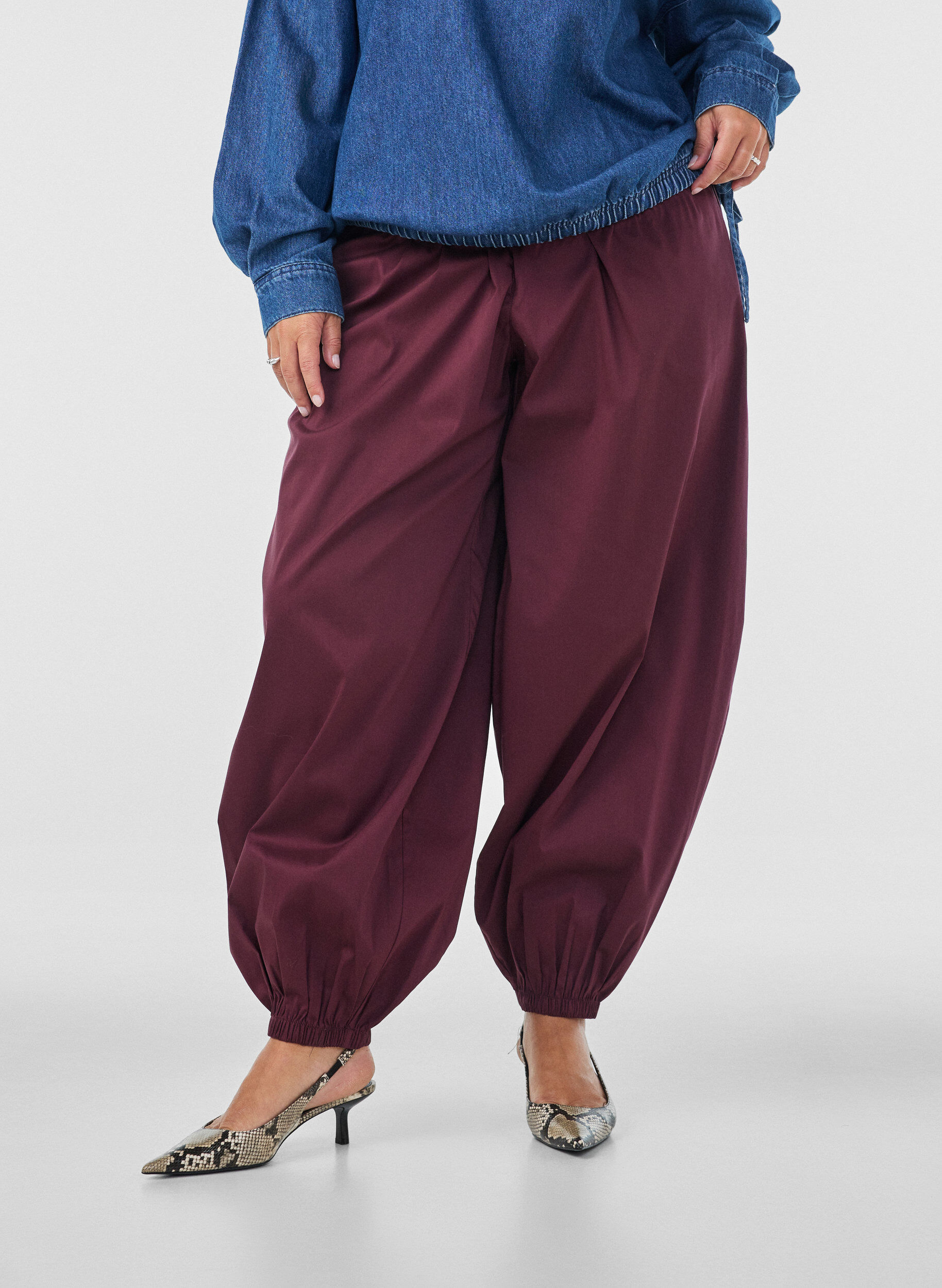 ZizziBallonbroek met zakken en een elastische tailleband, Rood, Model image number 2