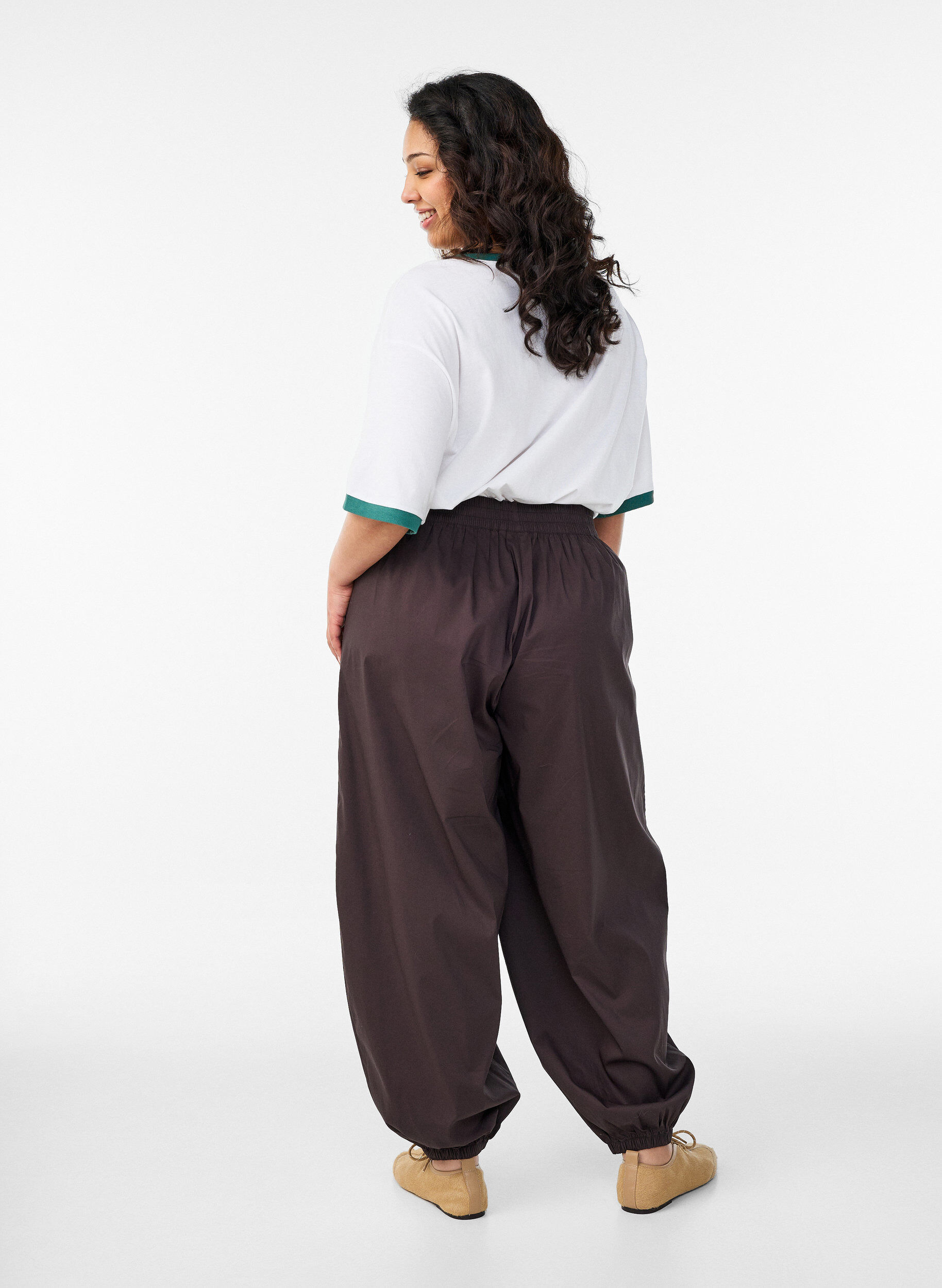 ZizziBallonbroek met zakken en een elastische tailleband, Bruin, Model image number 1