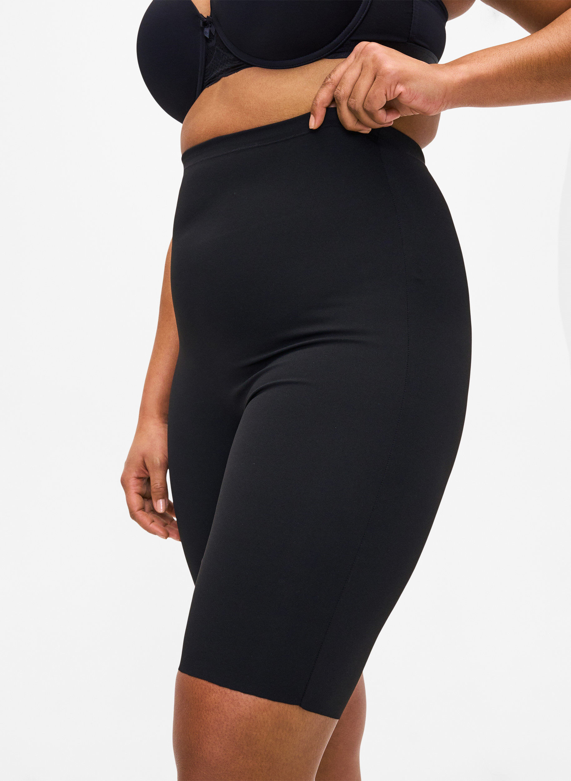Zizzi Lange, lichte shapewear korte broek, Zwart, Model image number 2