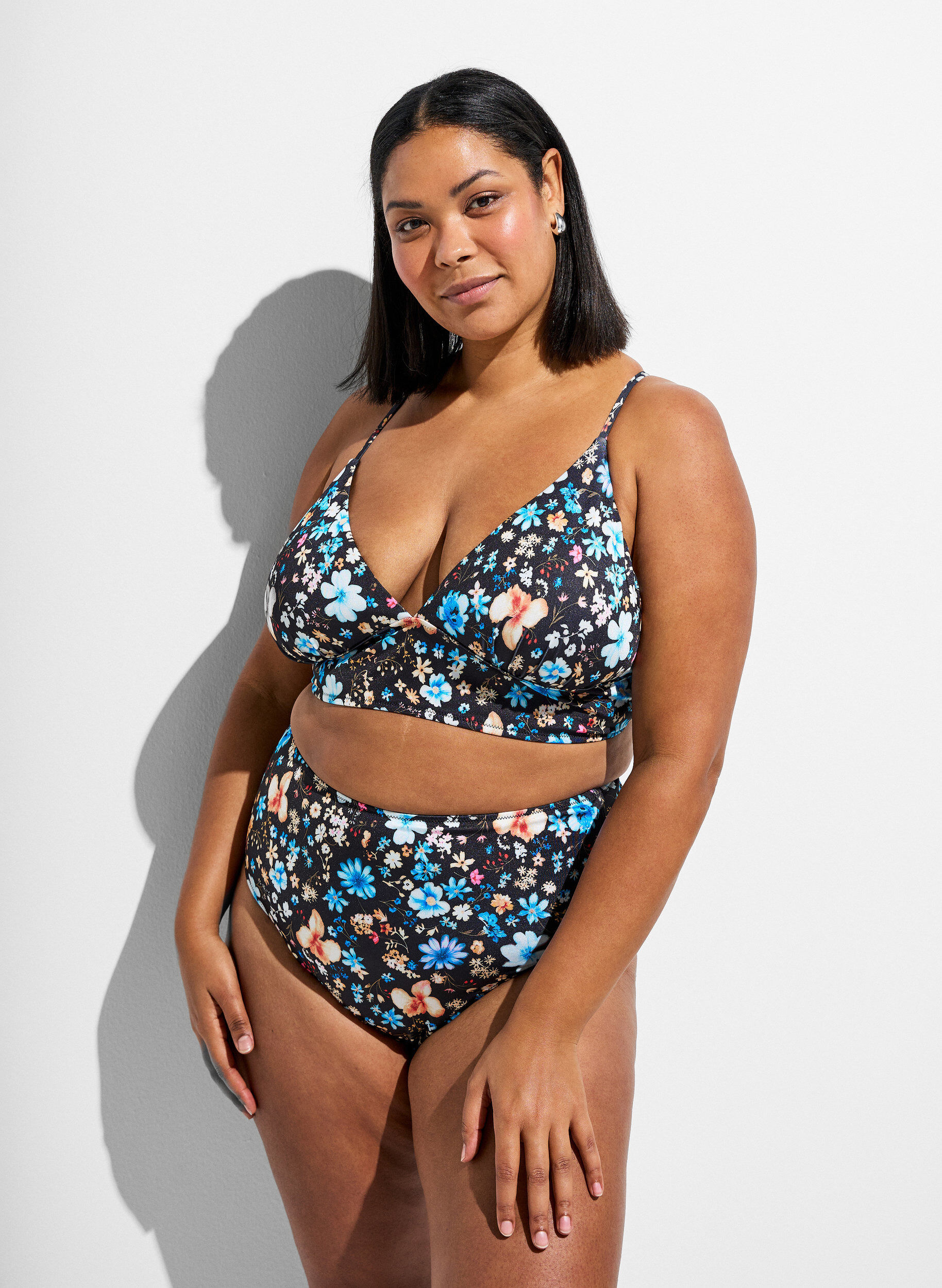 Zizzi Hoog getailleerde bloemrijke bikini broekjes, Blauw, Model image number 0