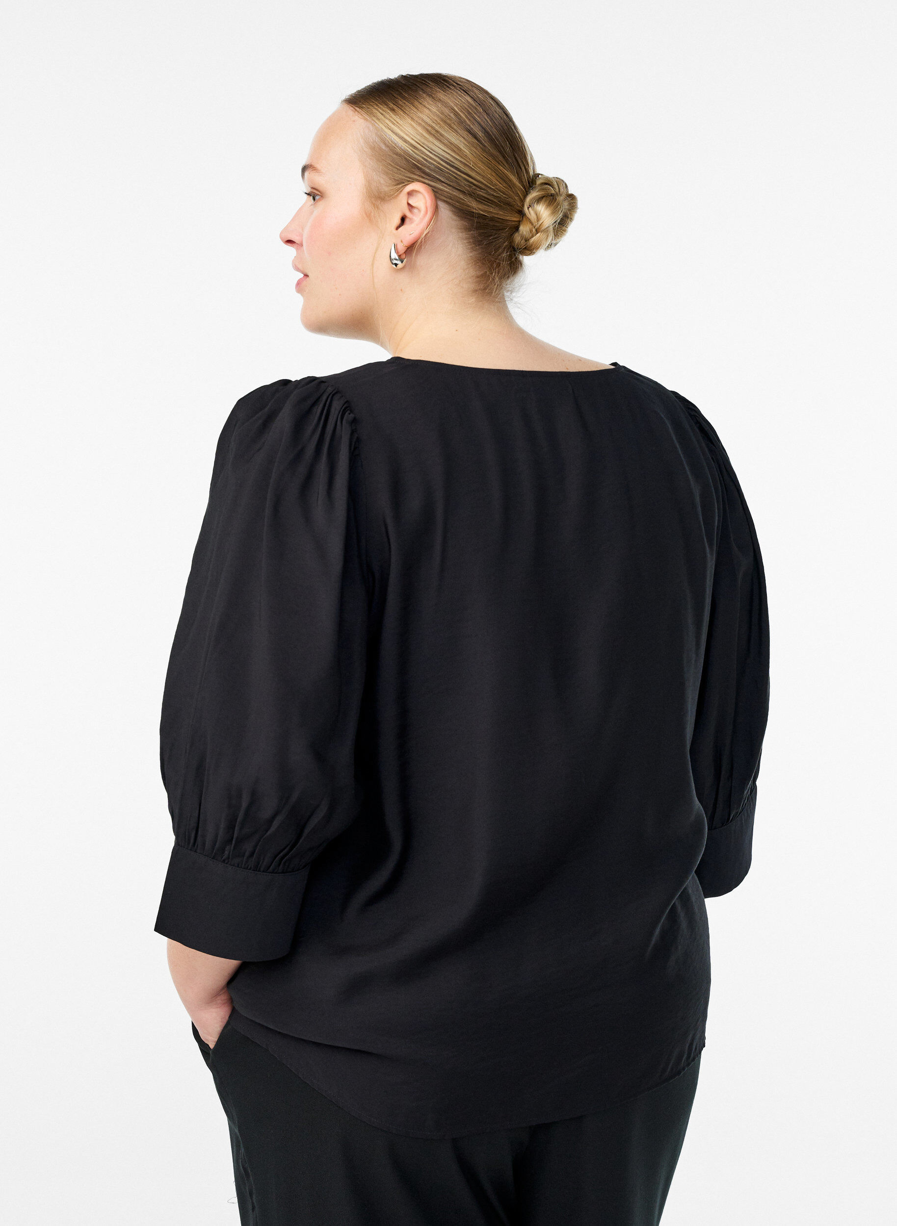 Zizzi Blouse met V-hals en 3/4-mouwen, Zwart, Model image number 2