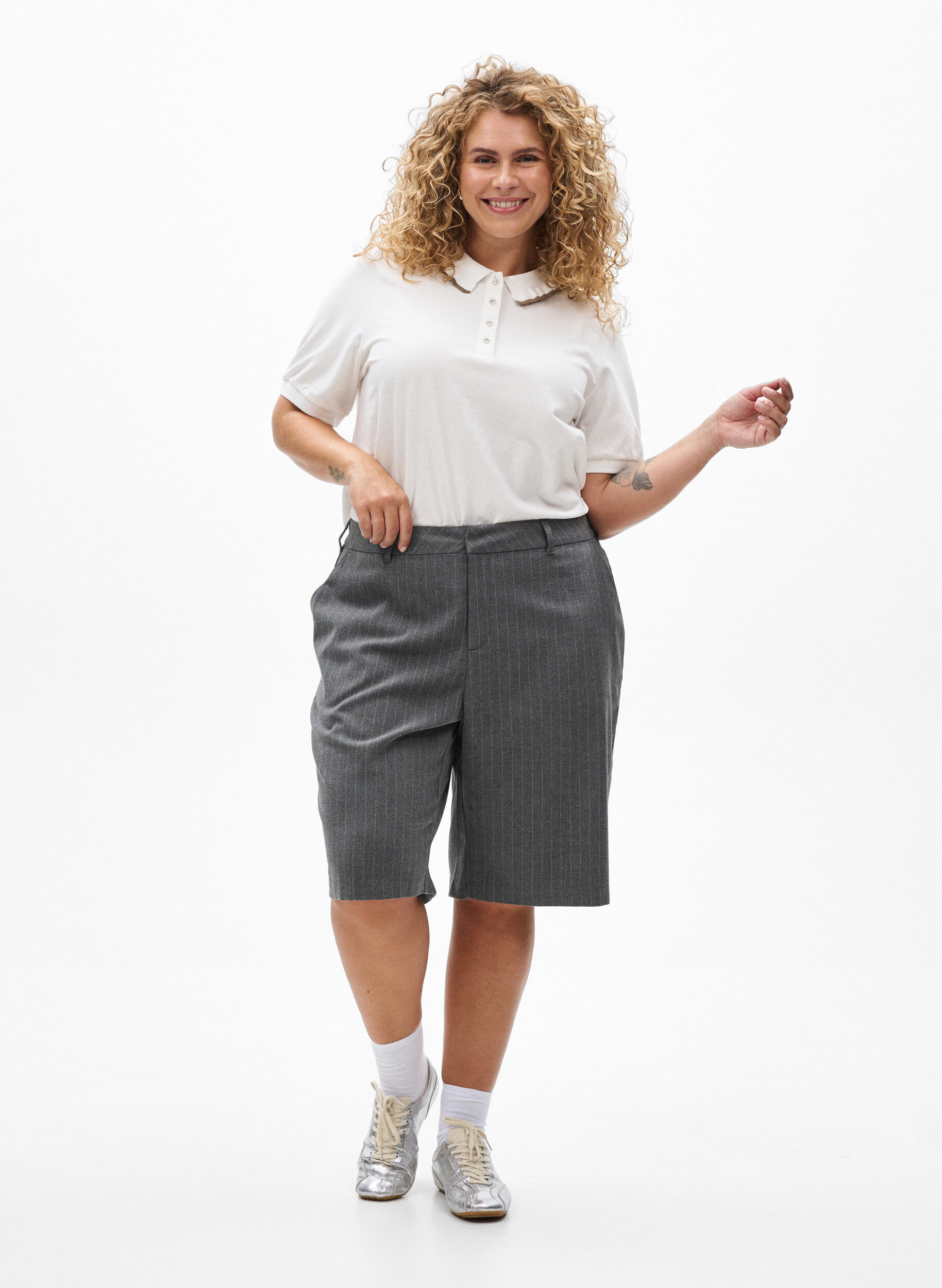 Zizzi Polo shirt met strass knopen en ruches., Vanille, Model image number 1