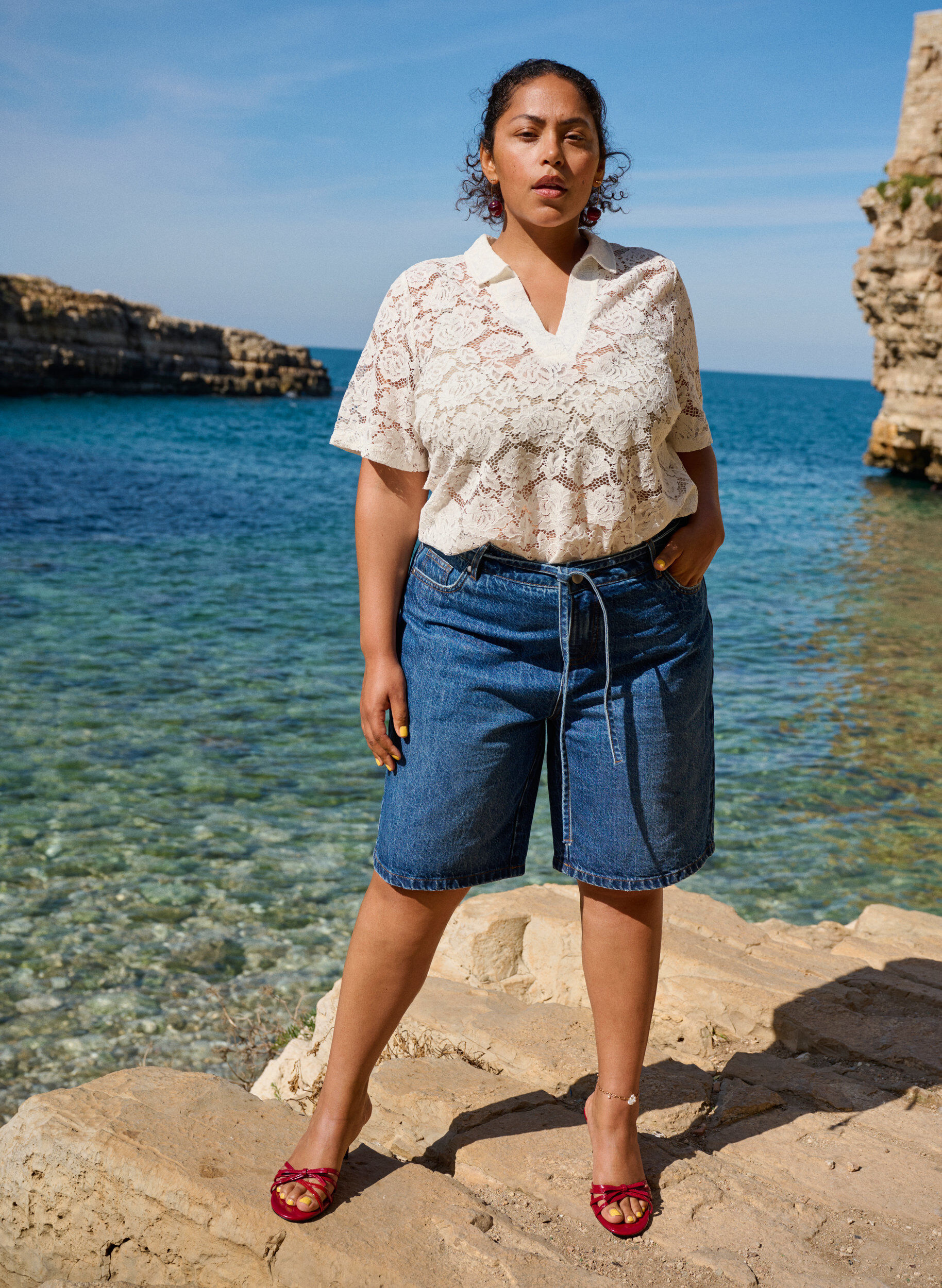 Zizzi Strakke pasvorm denim shorts met strikriem, Blauw, Image image number 0