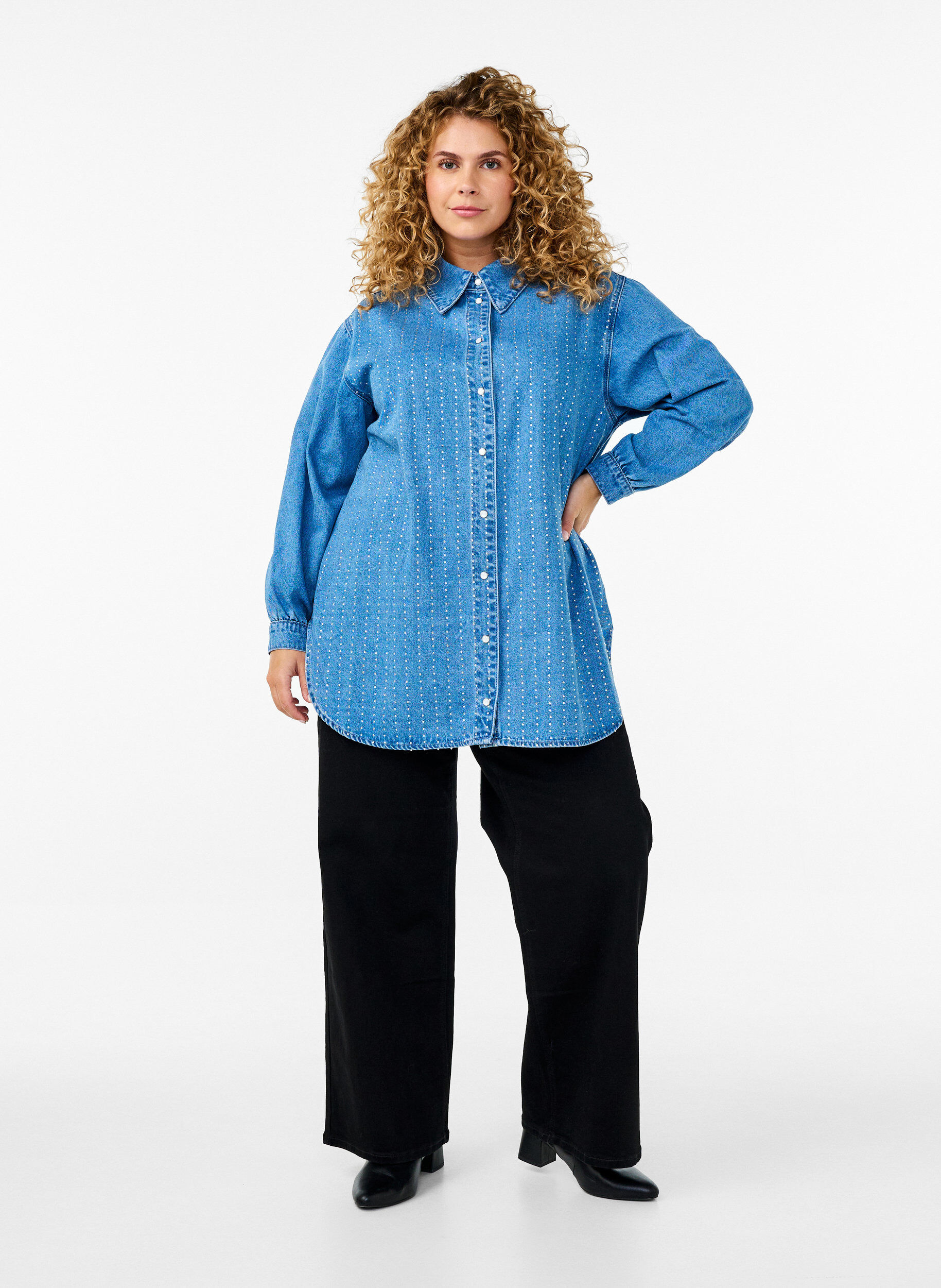 Zizzi Denim shirt met strasssteentjes, Light Blue Denim, Model image number 2