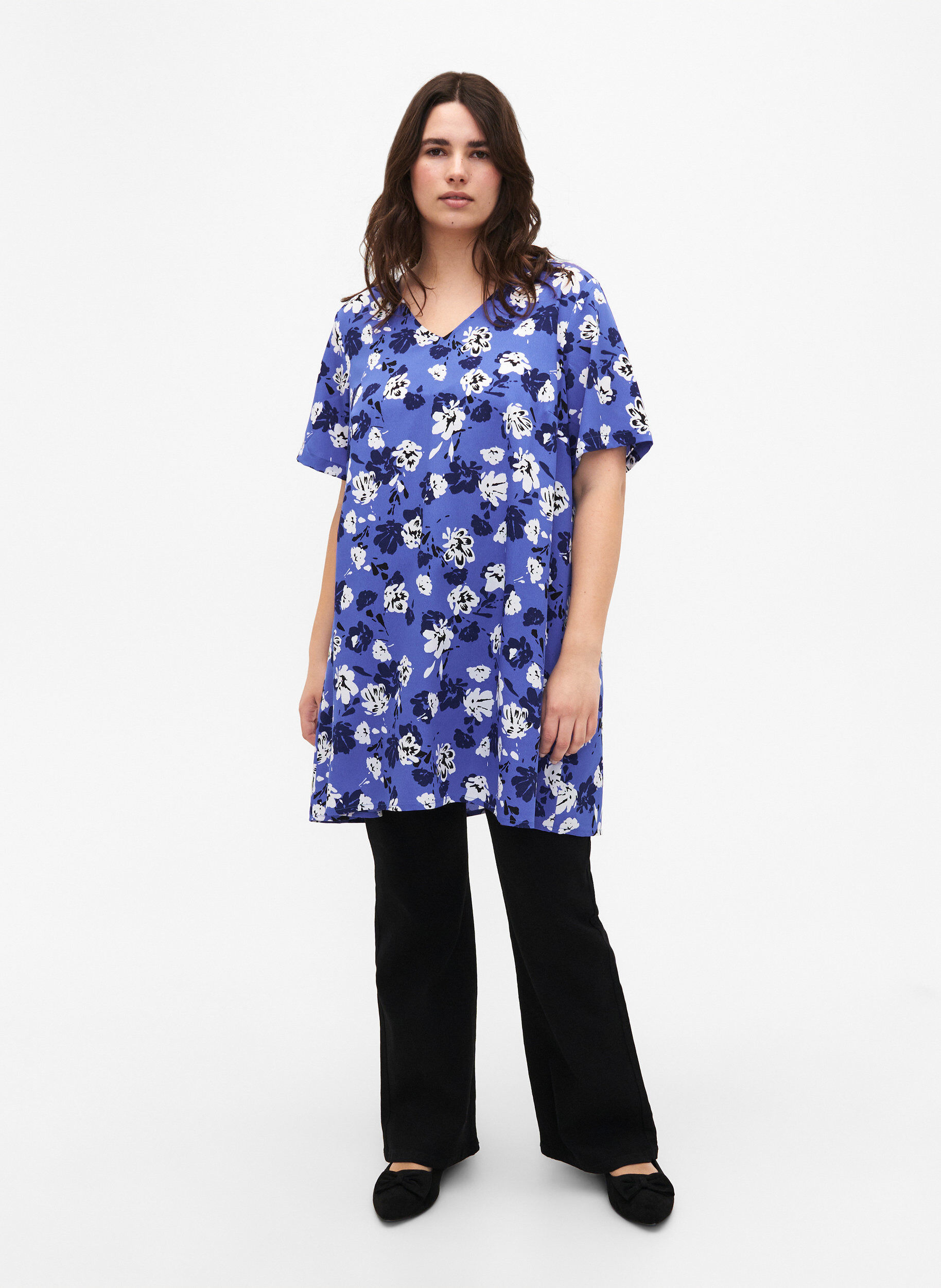 Zizzi FLASH - Tuniek met v-hals en print, Amparo Blue Flower, Model image number 2