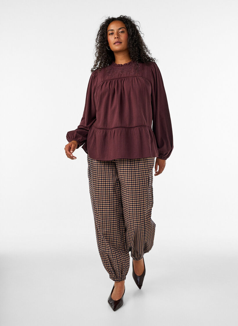 Blouse met borduurwerk en sierlijke oogjesrandafwerking, Donker Bordeaux, Model image number 1
