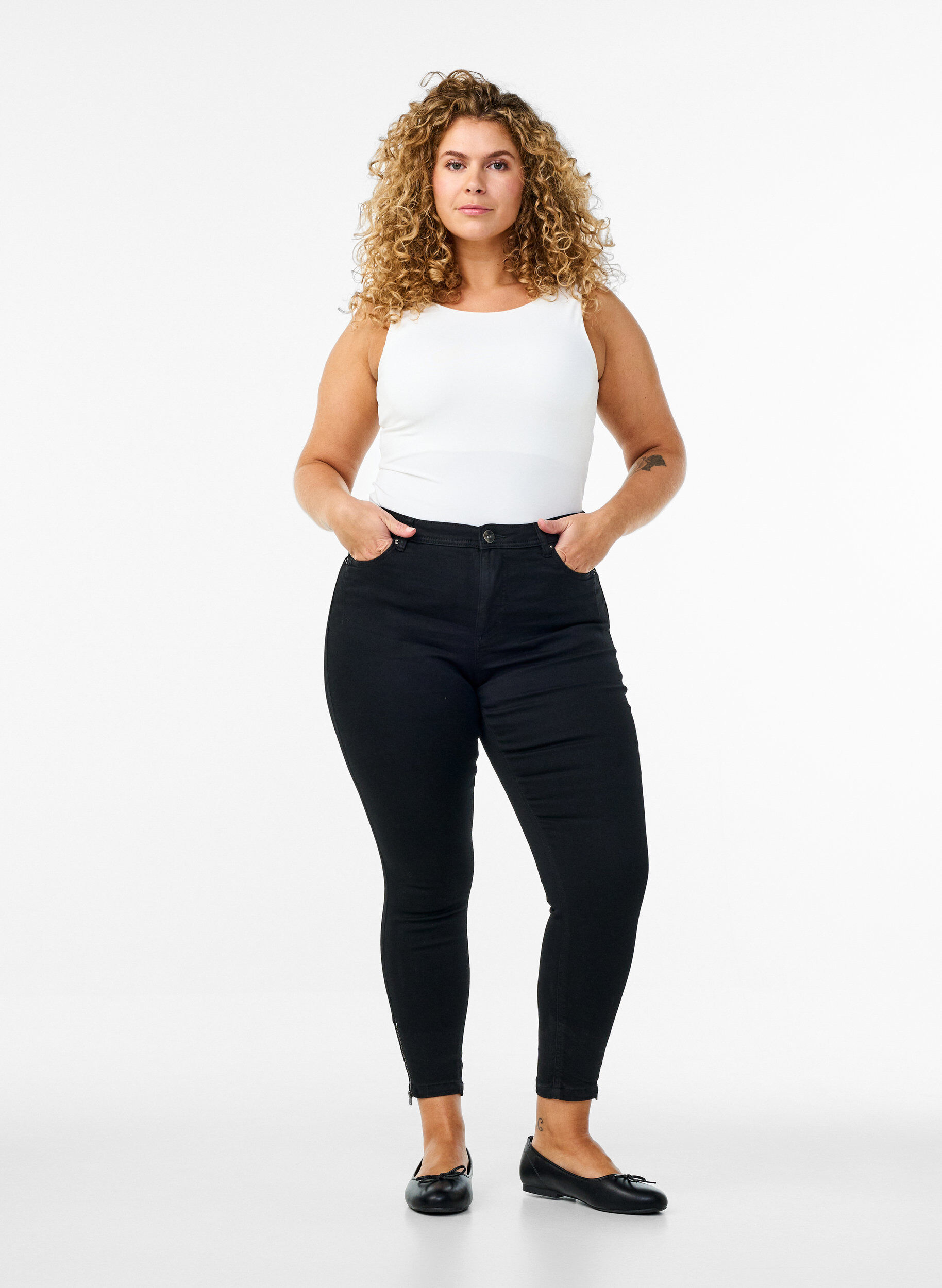 Cropped Amy jeans met rits, Zwart, Model