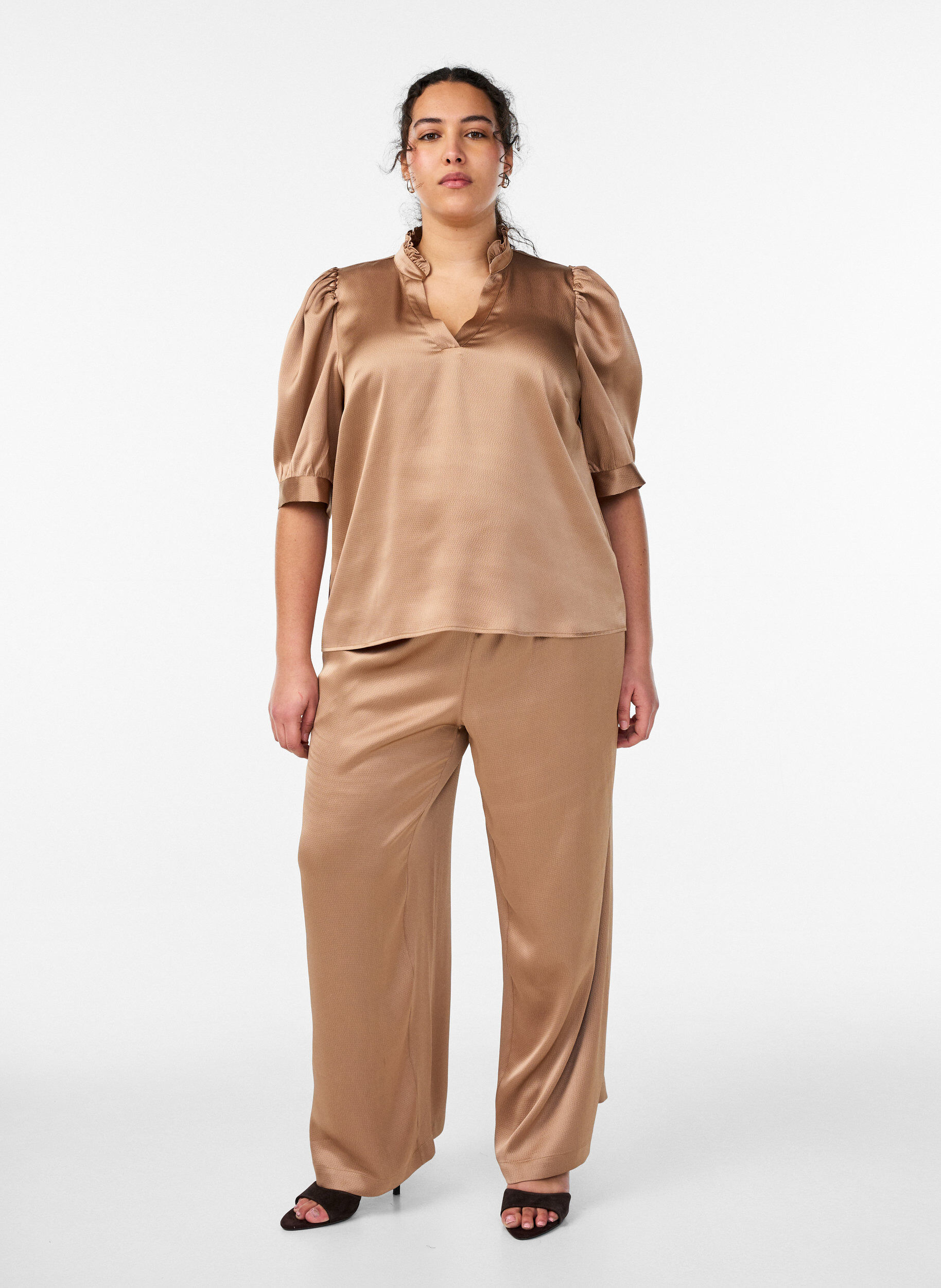 Zizzi Blouse met satinlook, 1/2-mouwen en rucheskraag, Bruin, Model image number 1