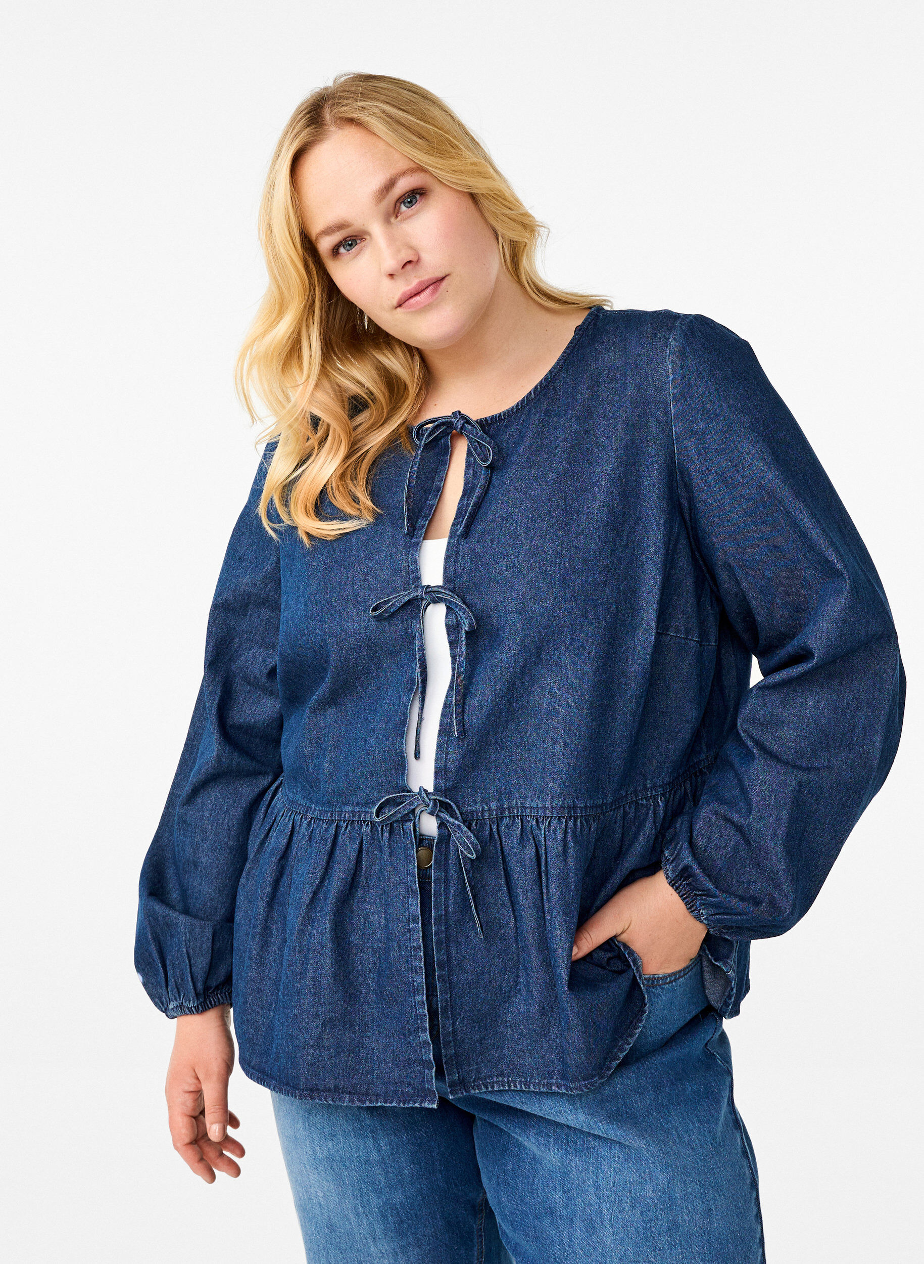 Zizzi Peplum blouse van denim met striksluiting, Blauw, Model image number 0