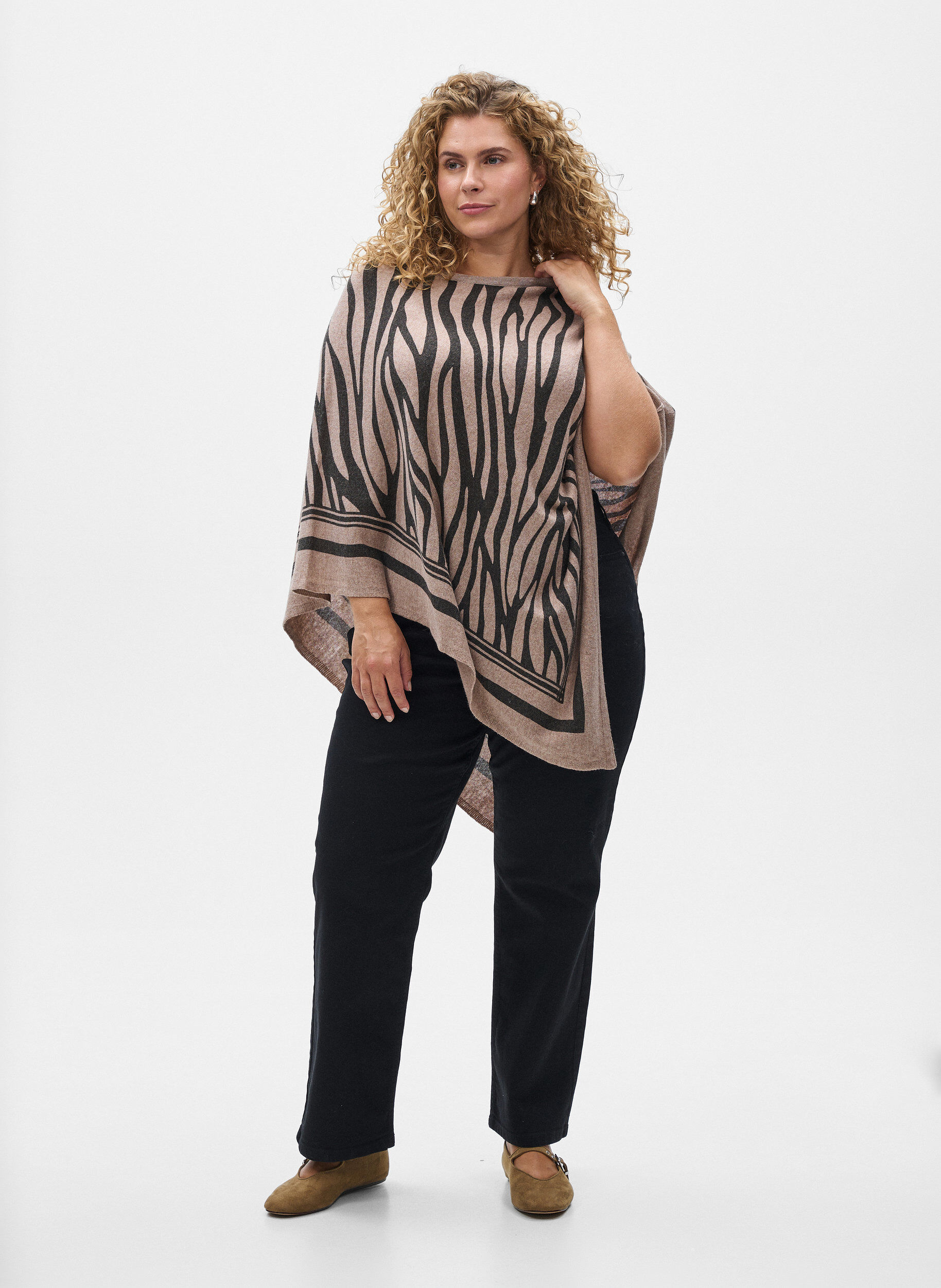 Zizzi Fijngebreide poncho, Zwart, Model image number 1