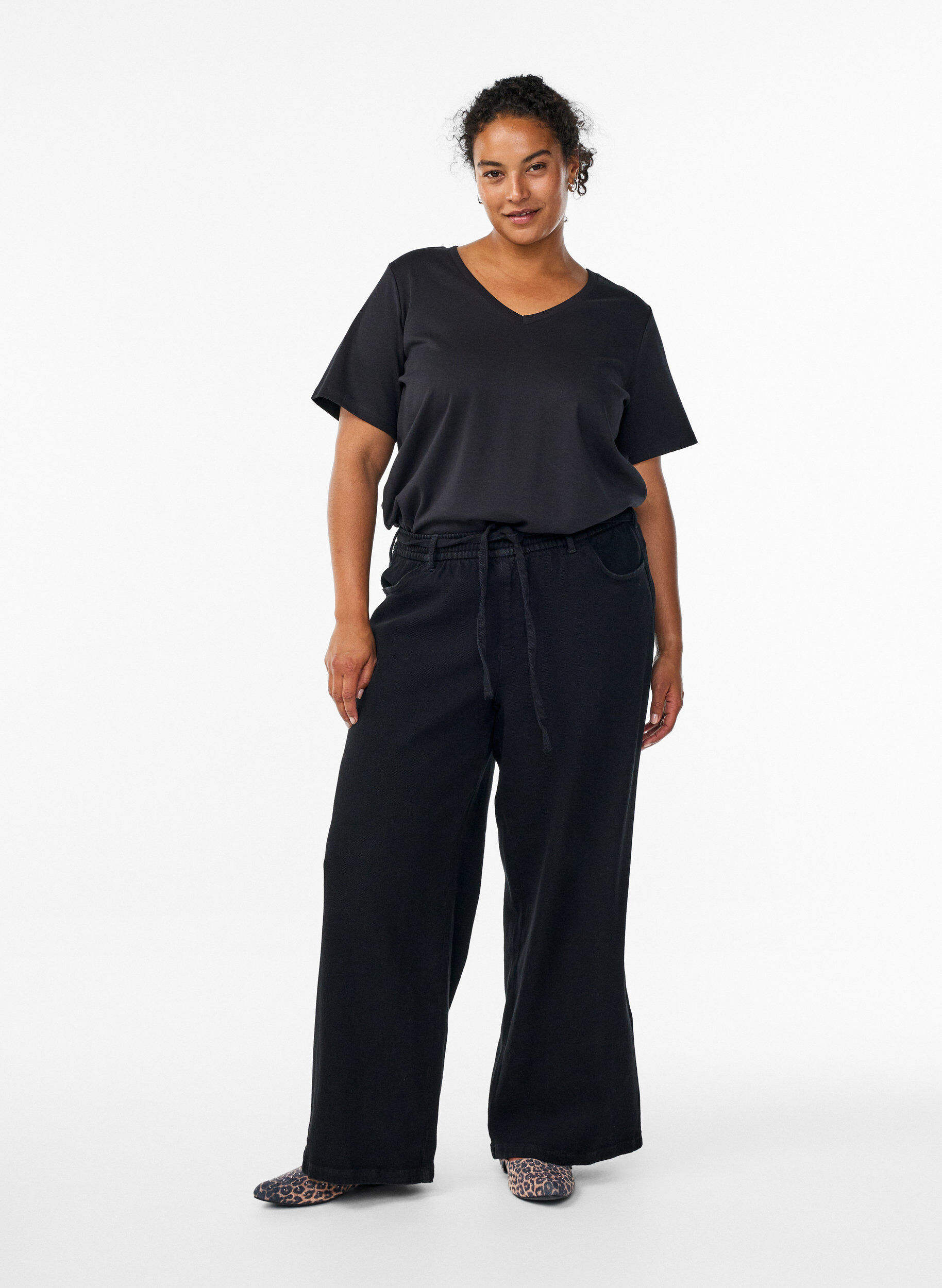 Losse pasvorm jeans met een elastische tailleband en een trekkoord, Zwart, Model