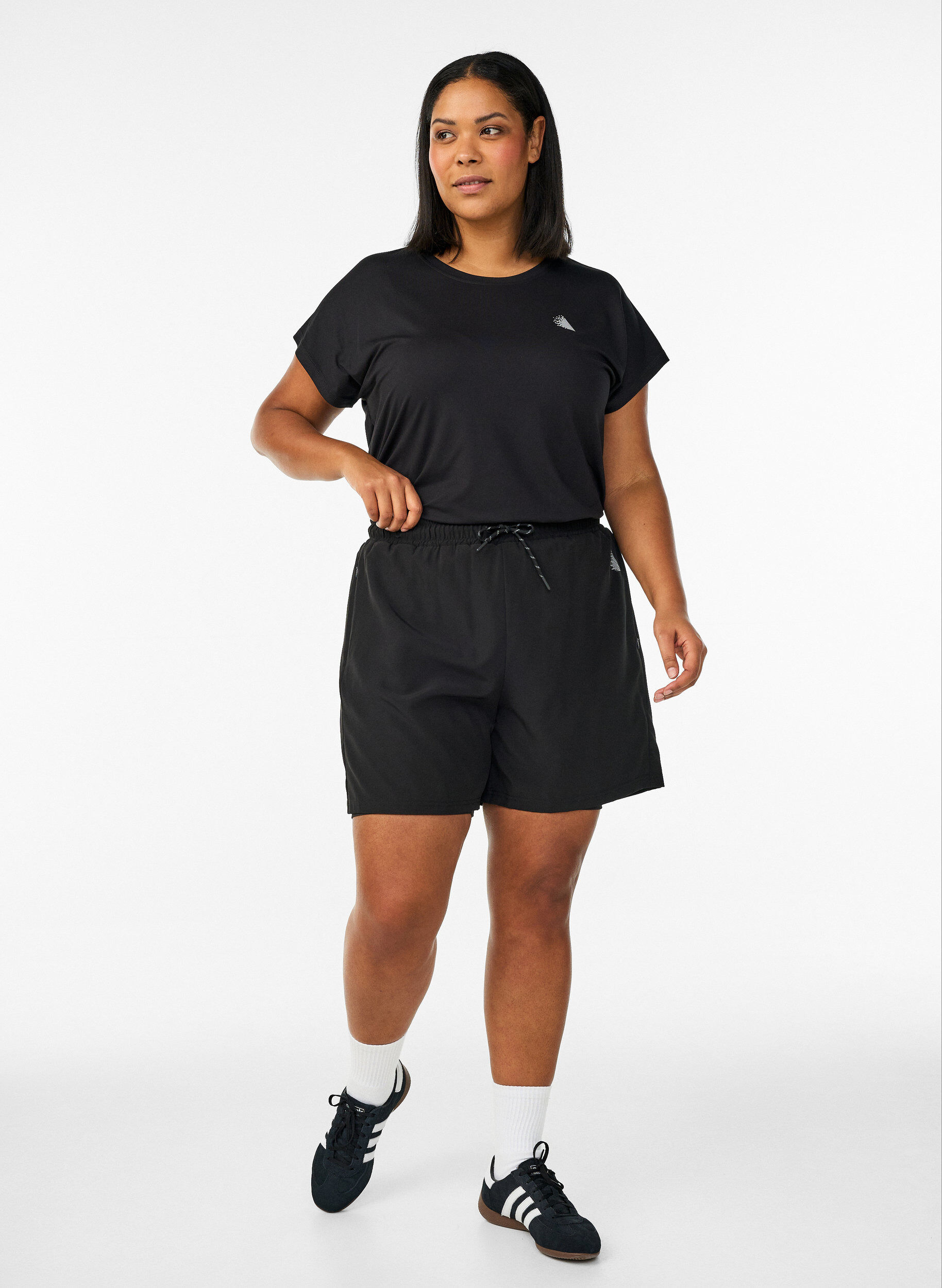 Zizzi Trainingshort met binnenbroek en telefoonzakje, Zwart, Model image number 1