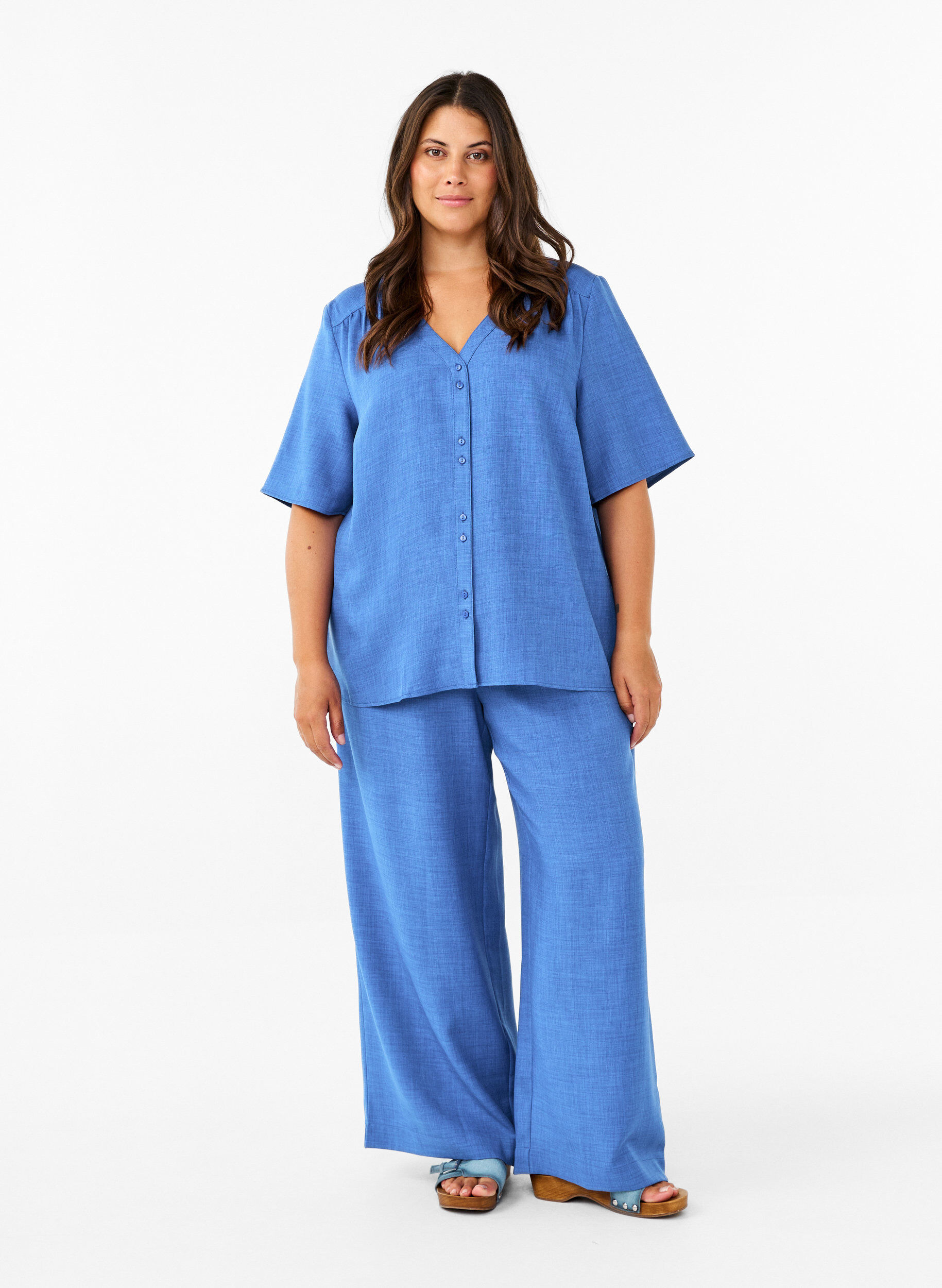 Zizzi Overhemd blouse met V-hals en korte mouwen, Blauw, Model image number 1