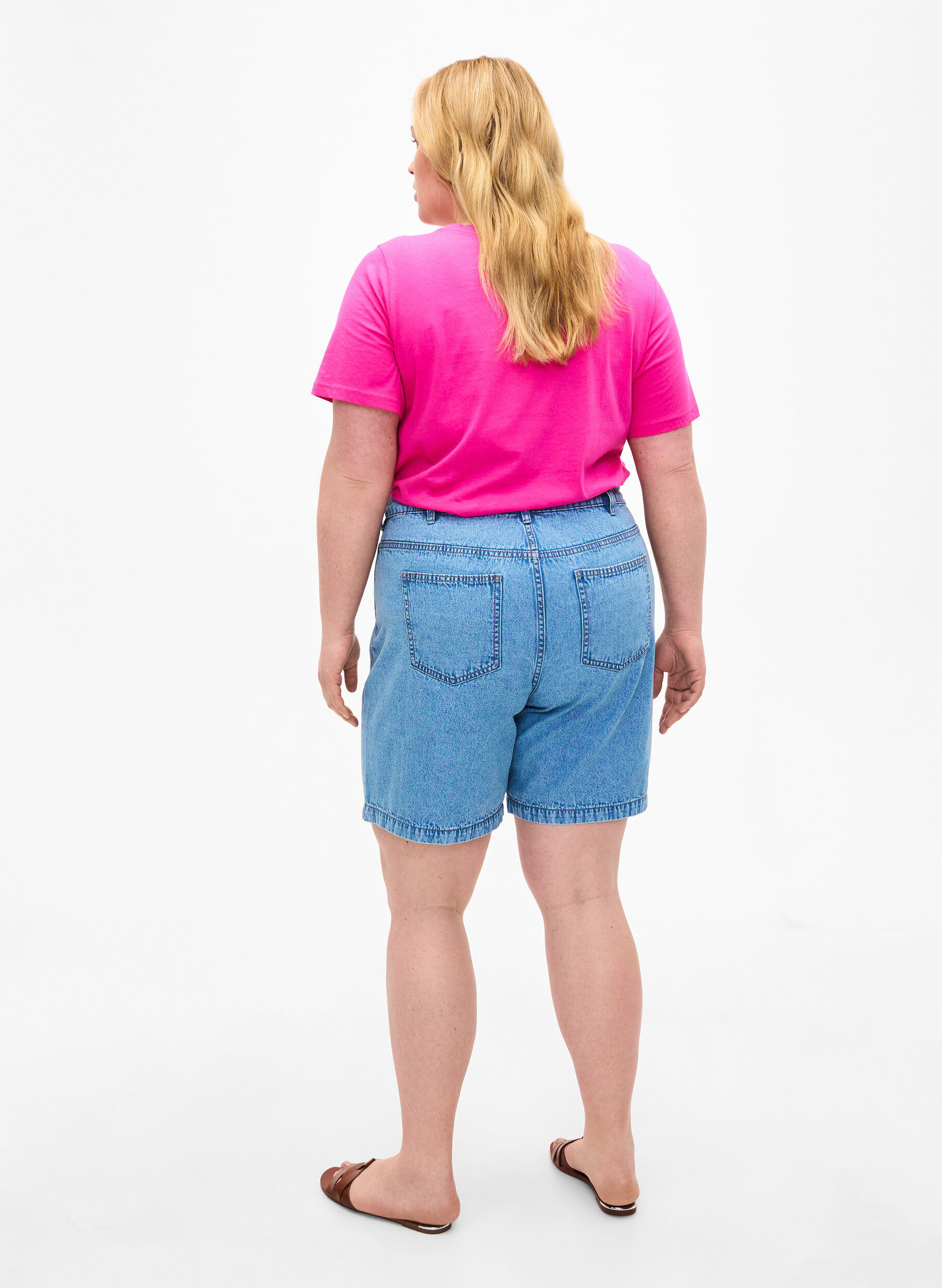 Zizzi Hoge taille korte spijkerbroek, Light Blue Denim, Model image number 1
