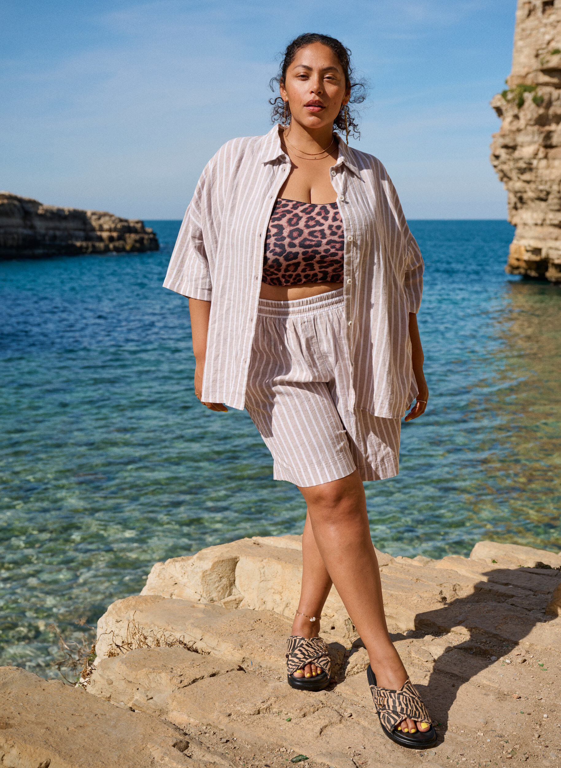 Zizzi Gestreepte korte broek van linnen en viscose, Beige, Image image number 0