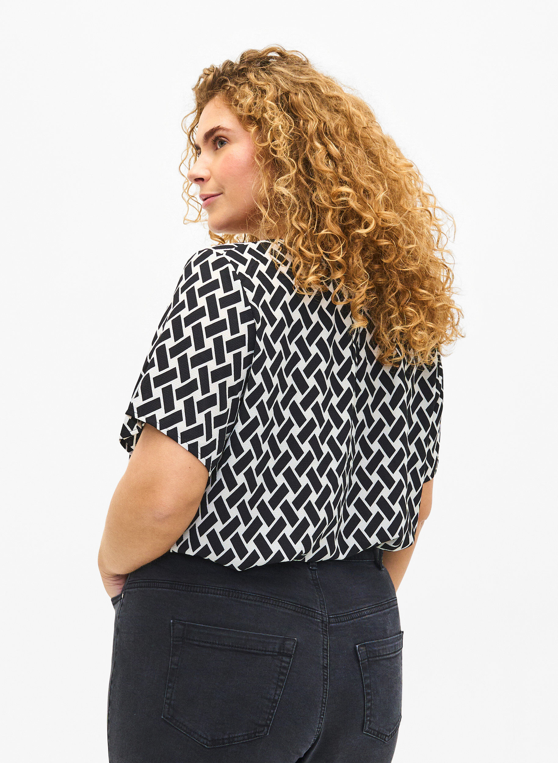 Zizzi Blouse met korte mouwen en v-halslijn, Zwart, Model image number 2