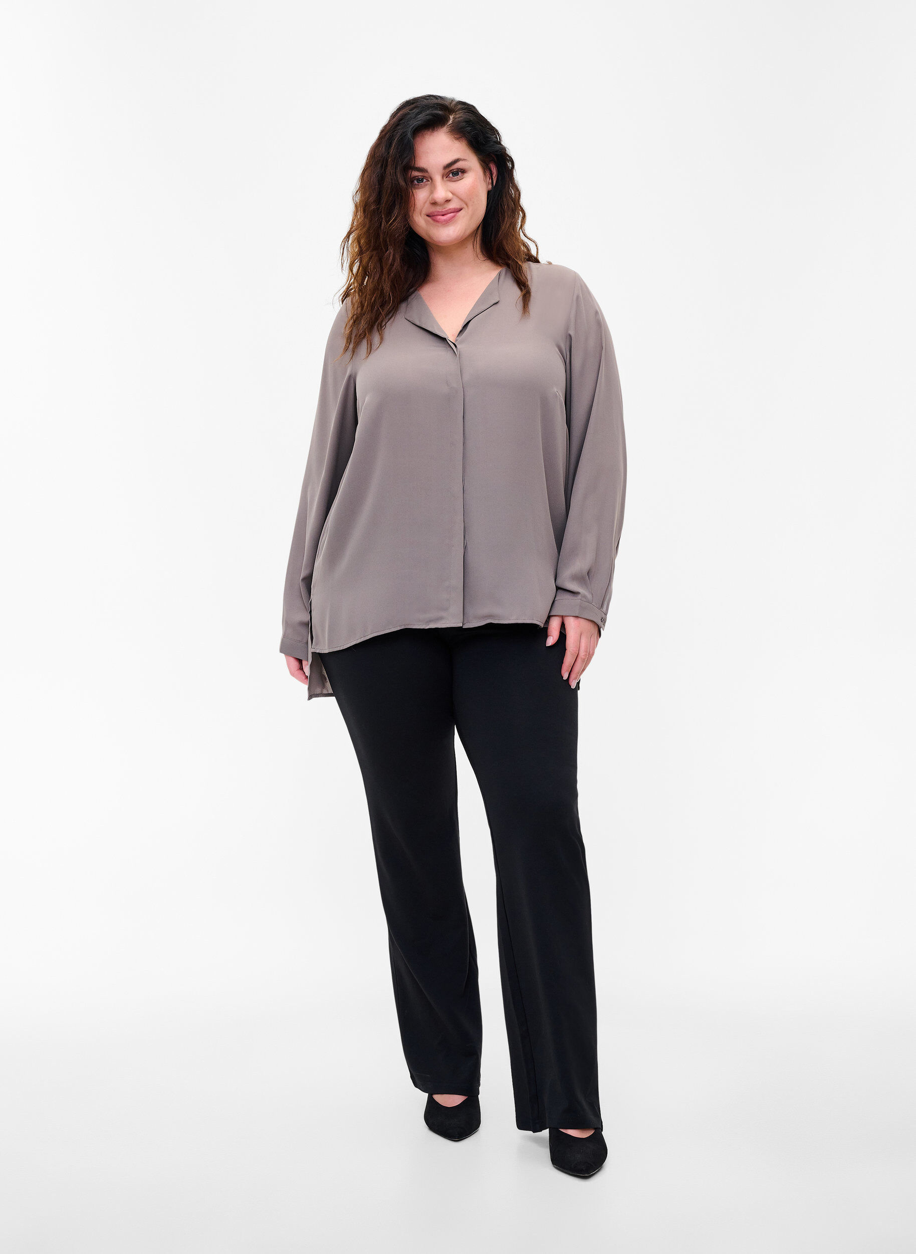 Zizzi Effen kleur overhemd met v-hals, Falcon, Model image number 2