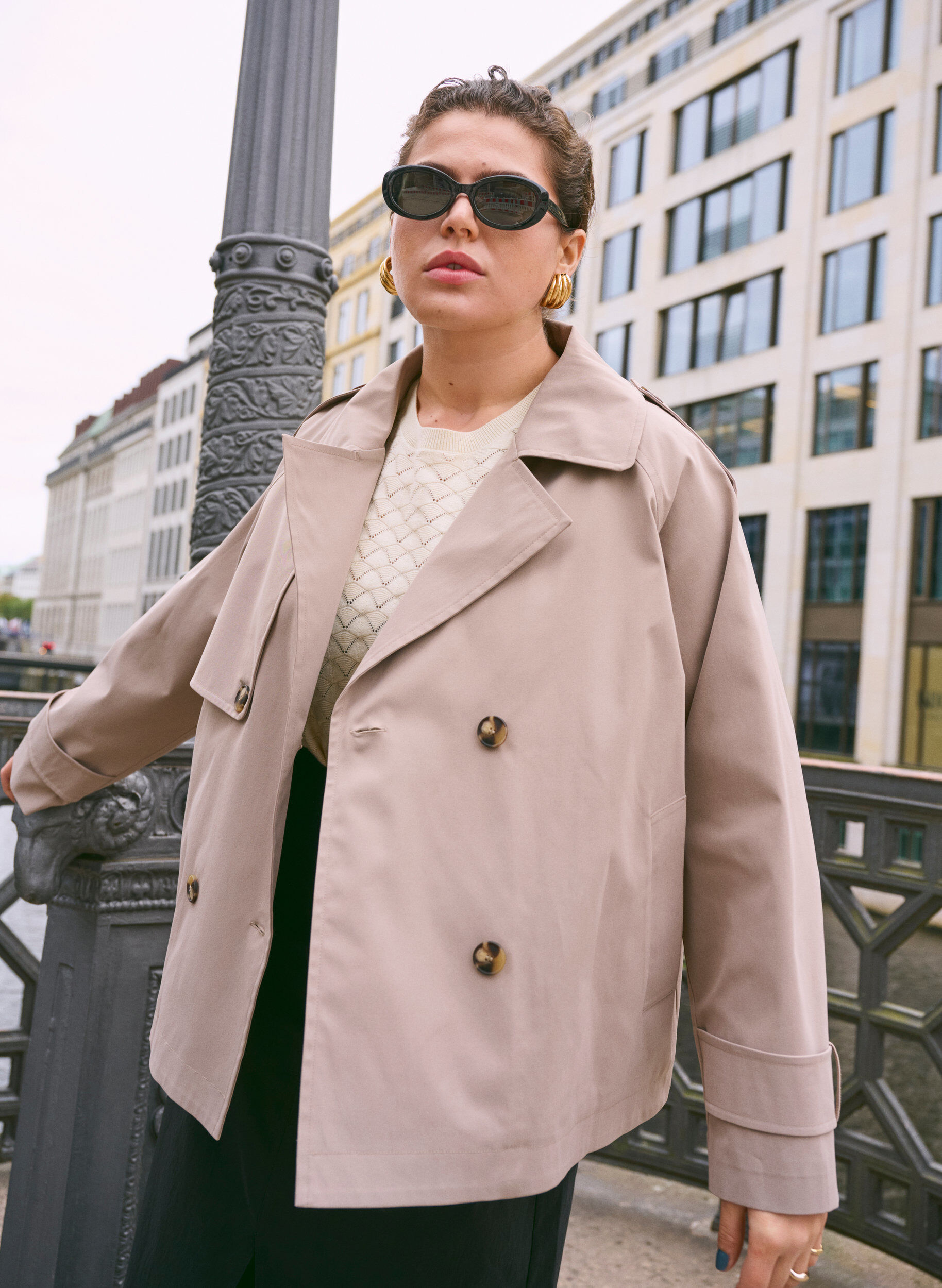 Zizzi Korte trenchcoat met klassieke details, Grijs, Image image number 0
