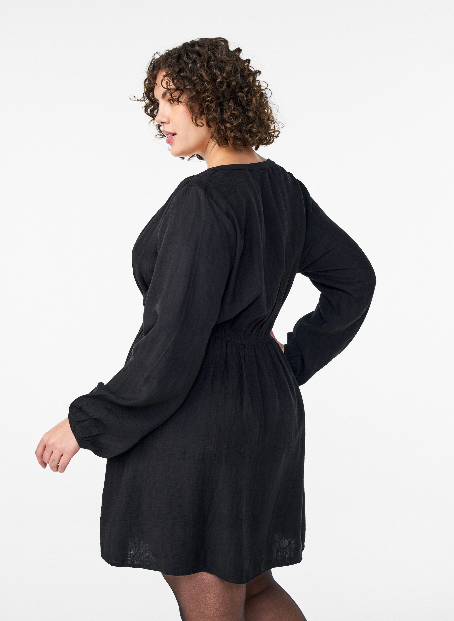 Zizzi Korte jurk met structuur en wikkel-look, Zwart, Model image number 2