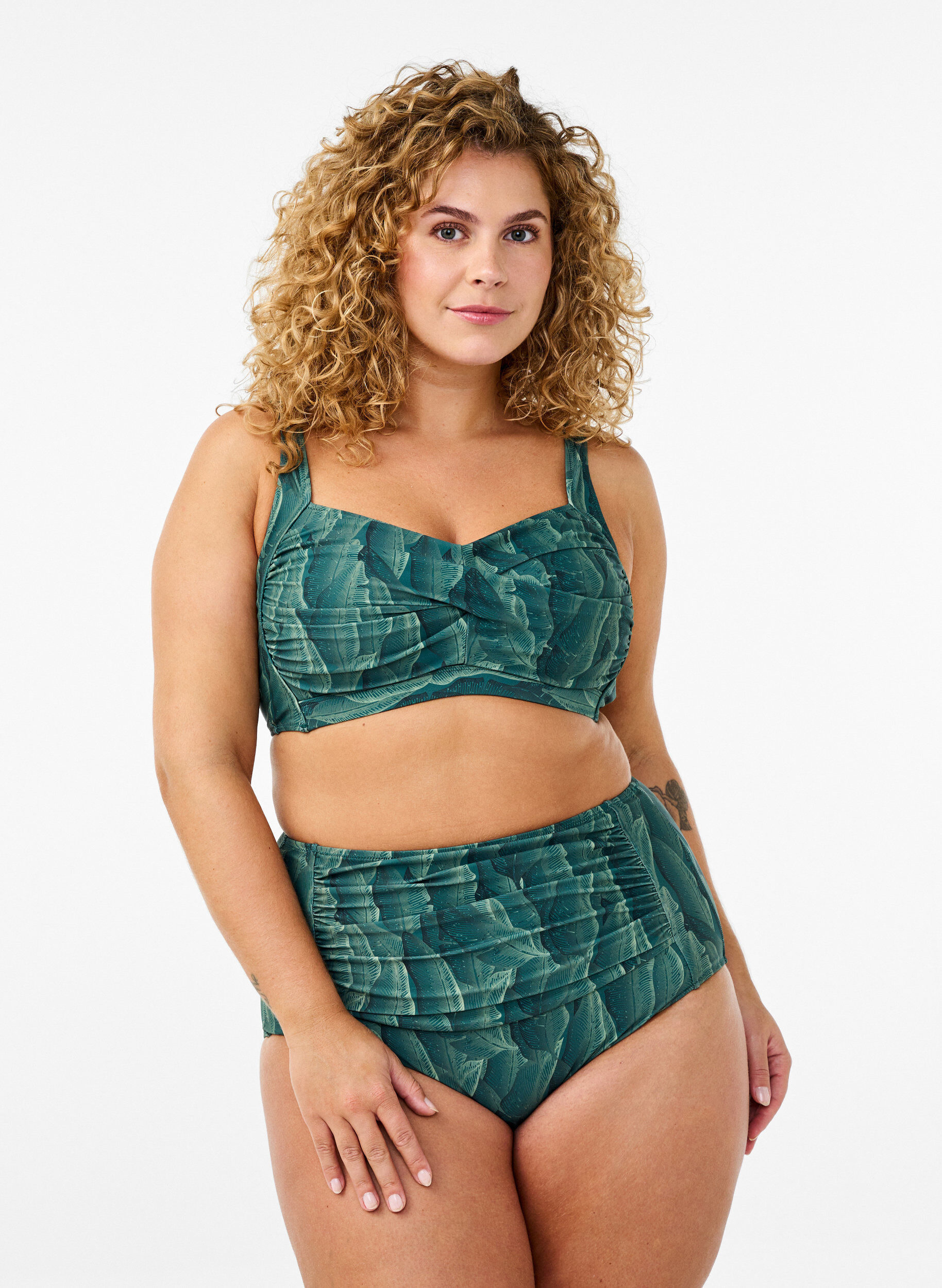 Zizzi Gewatteerde bikinitop met print, Groen, Model image number 1