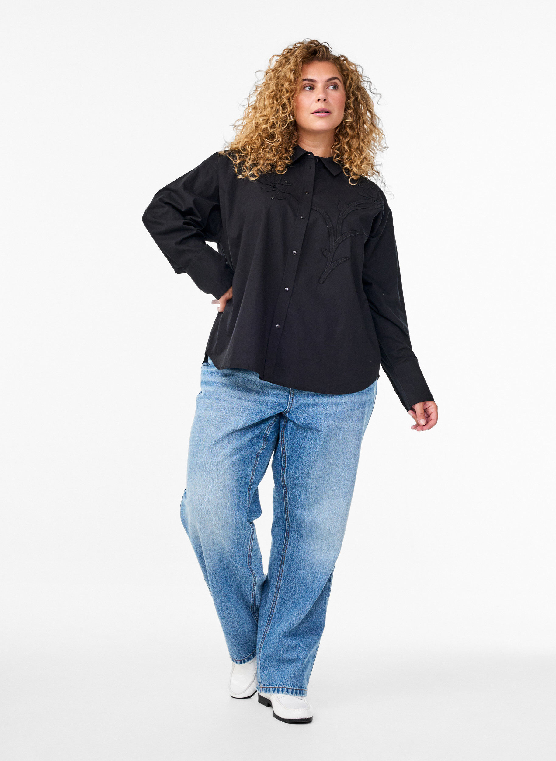 Zizzi Katoenen shirt met ton-sur-ton bloemenborduursel, Zwart, Model image number 1