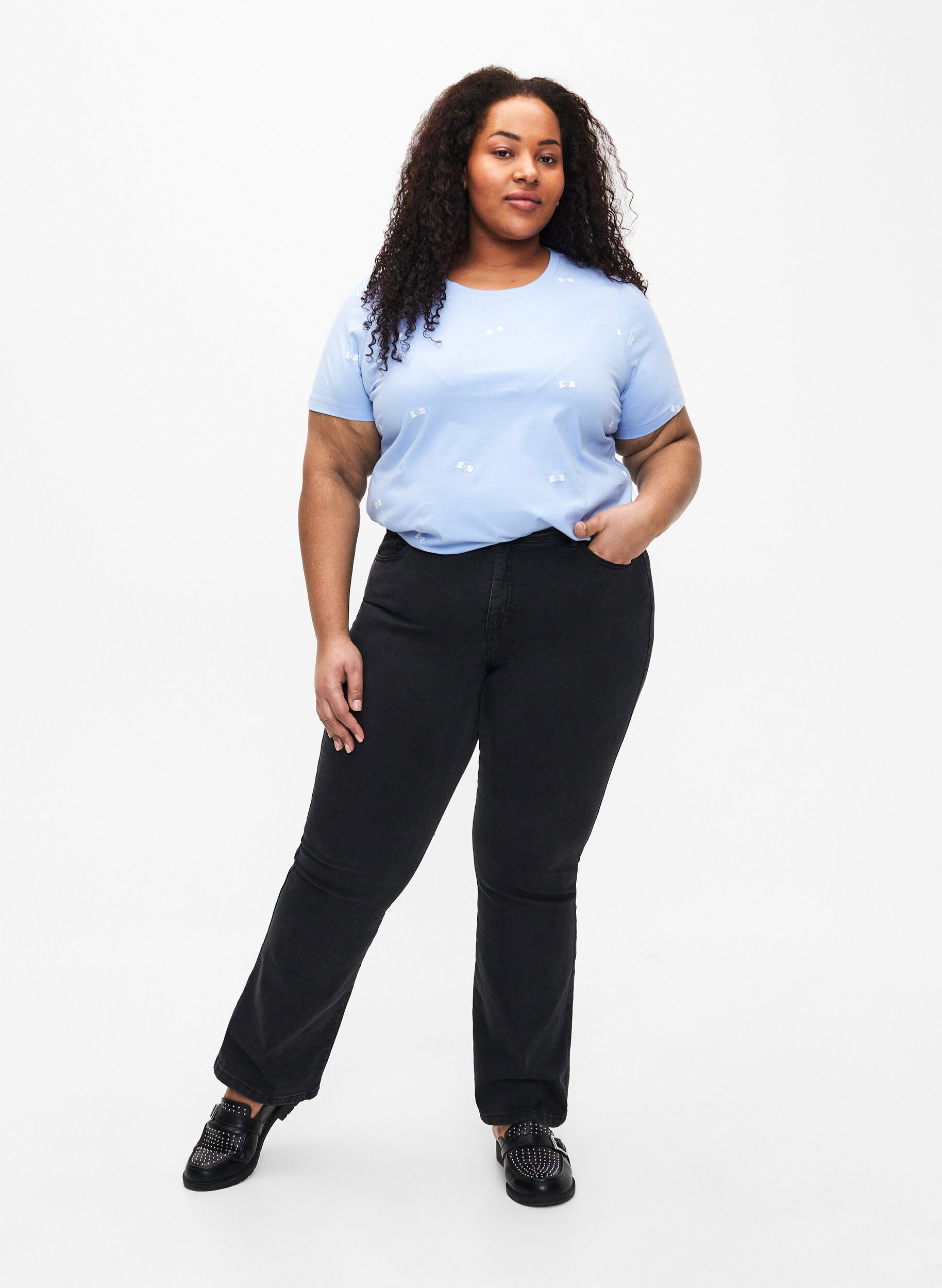 Zizzi T-shirt van biologisch katoen met strikjes, Serenity W. Bow Emb., Model image number 2