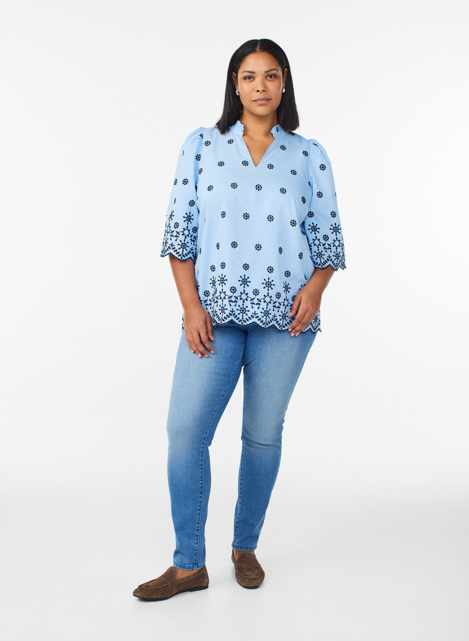 Zizzi Blouse met 3/4 mouwen en geborduurd patroon, Blauw, Model image number 1