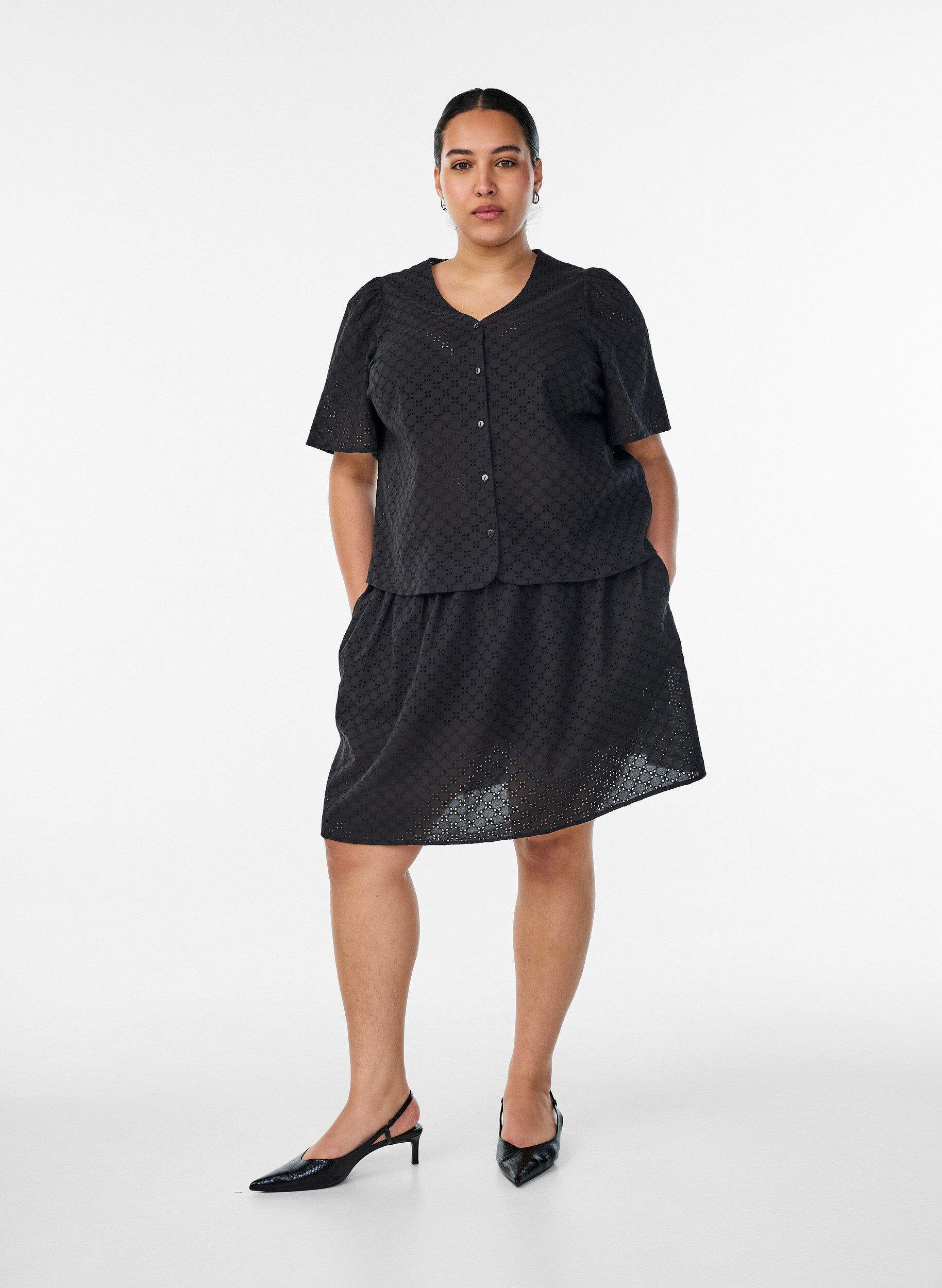 ZizziKorte rok met broderie anglaise en elastische tailleband, Zwart, Model image number 0