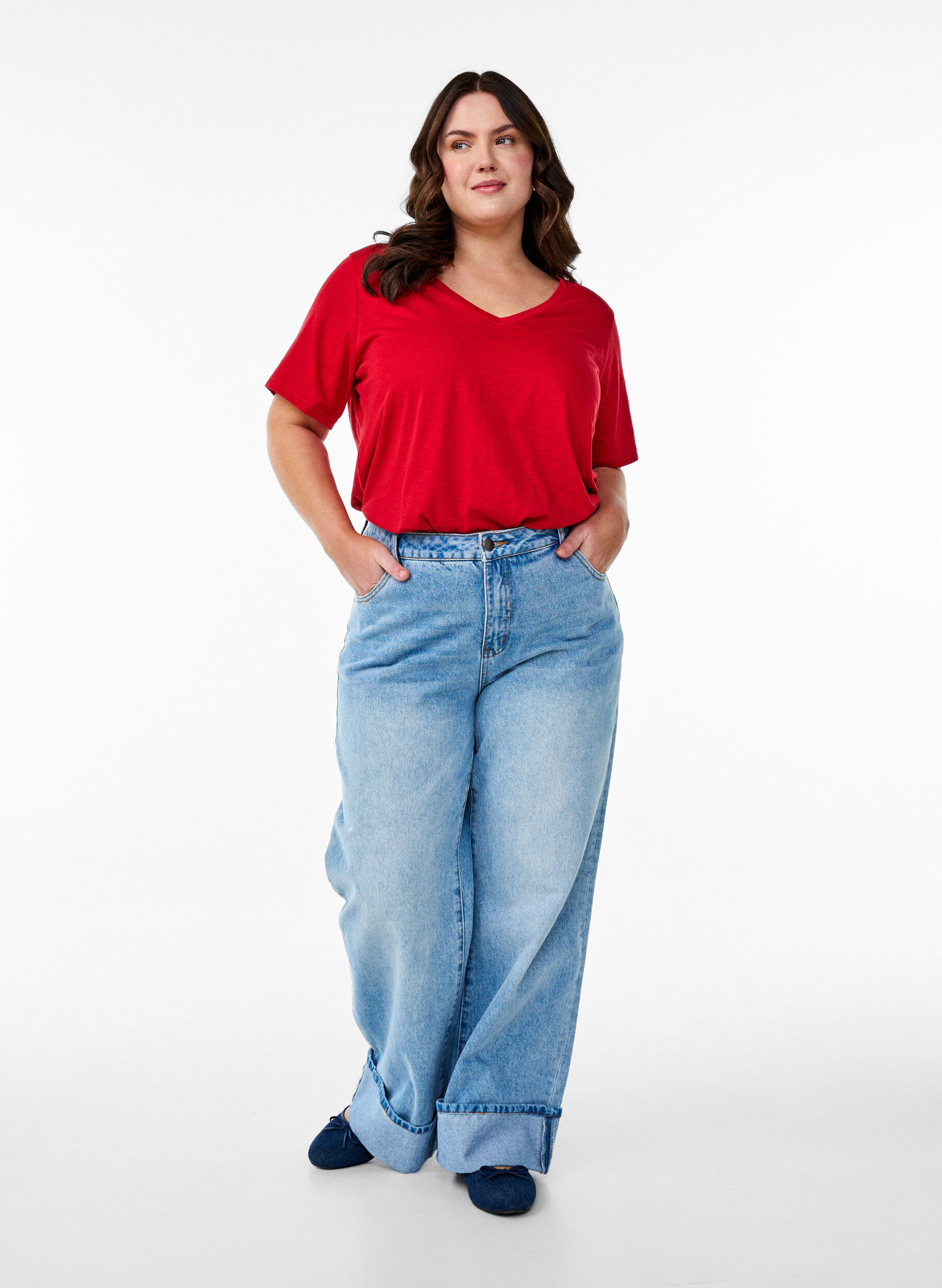 Zizzi Basic t-shirt met korte mouwen en V-hals, Rood, Model image number 1