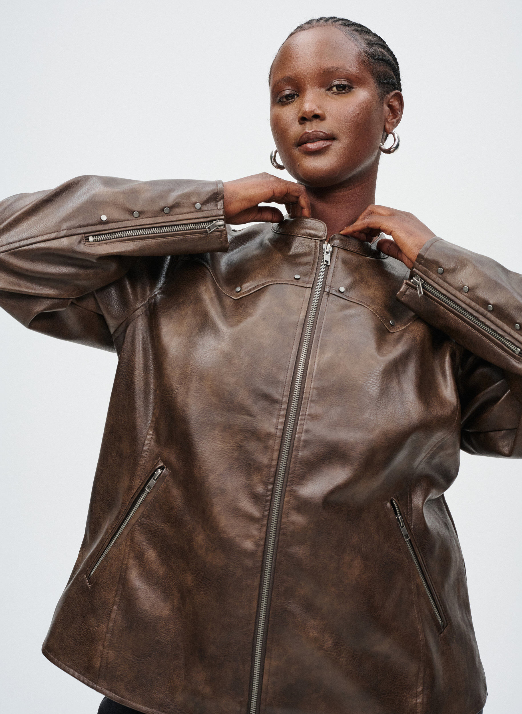 Zizzi Imitatieleer jack met studs en zakken, Bruin, Image image number 0