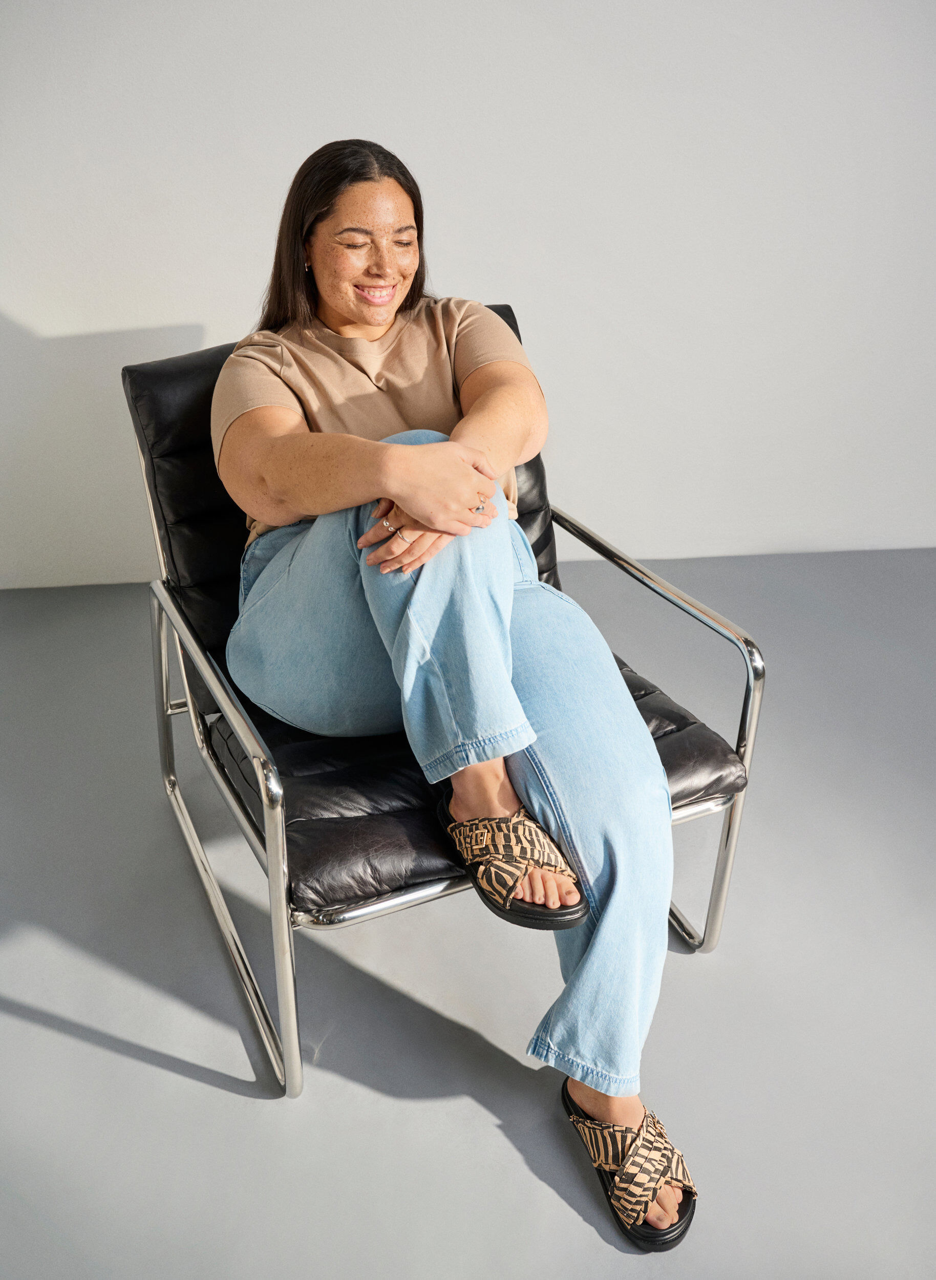 Zizzi Sandalen met gekruiste bandjes en rucheranden, Bruin, Image image number 0