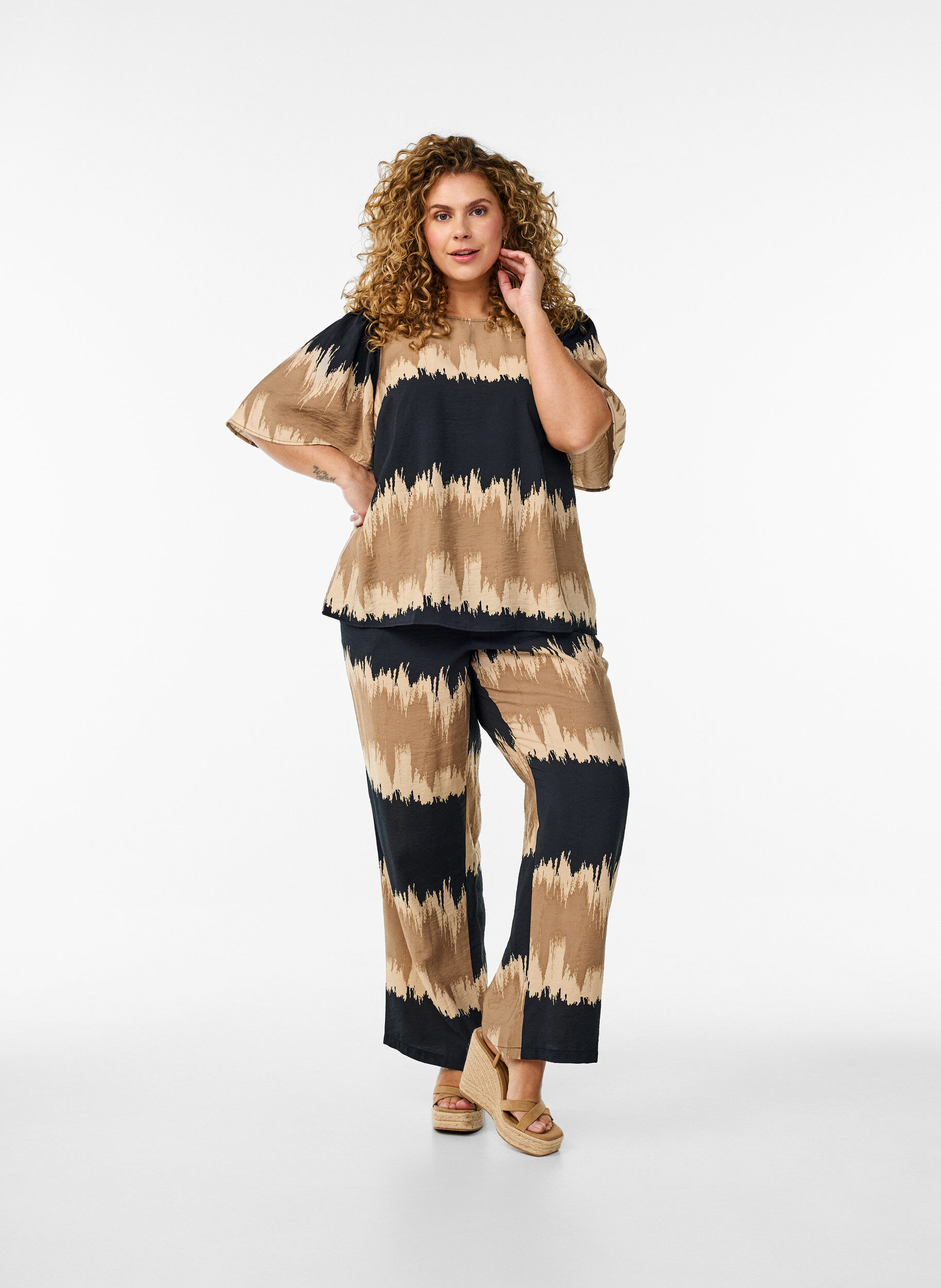 Zizzi Losse broek met grafische print, Zwart, Model image number 0