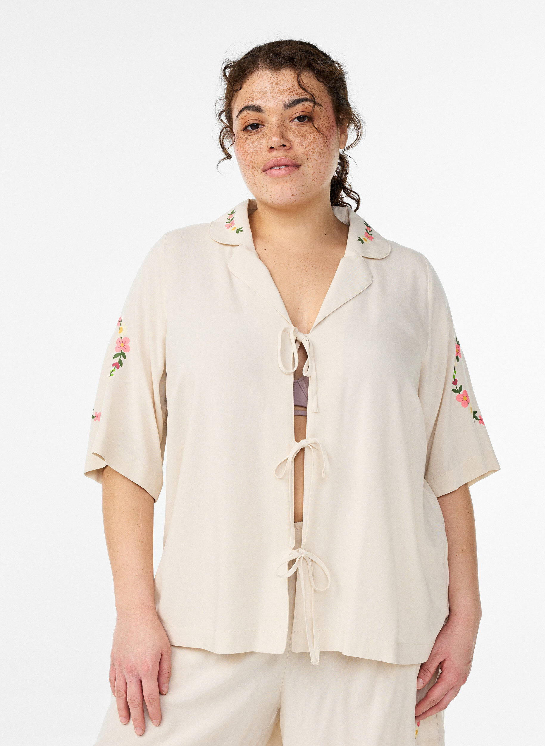 Zizzi Viscose pyjamatop met striksluiting en bloemenprint, Beige, Model image number 0