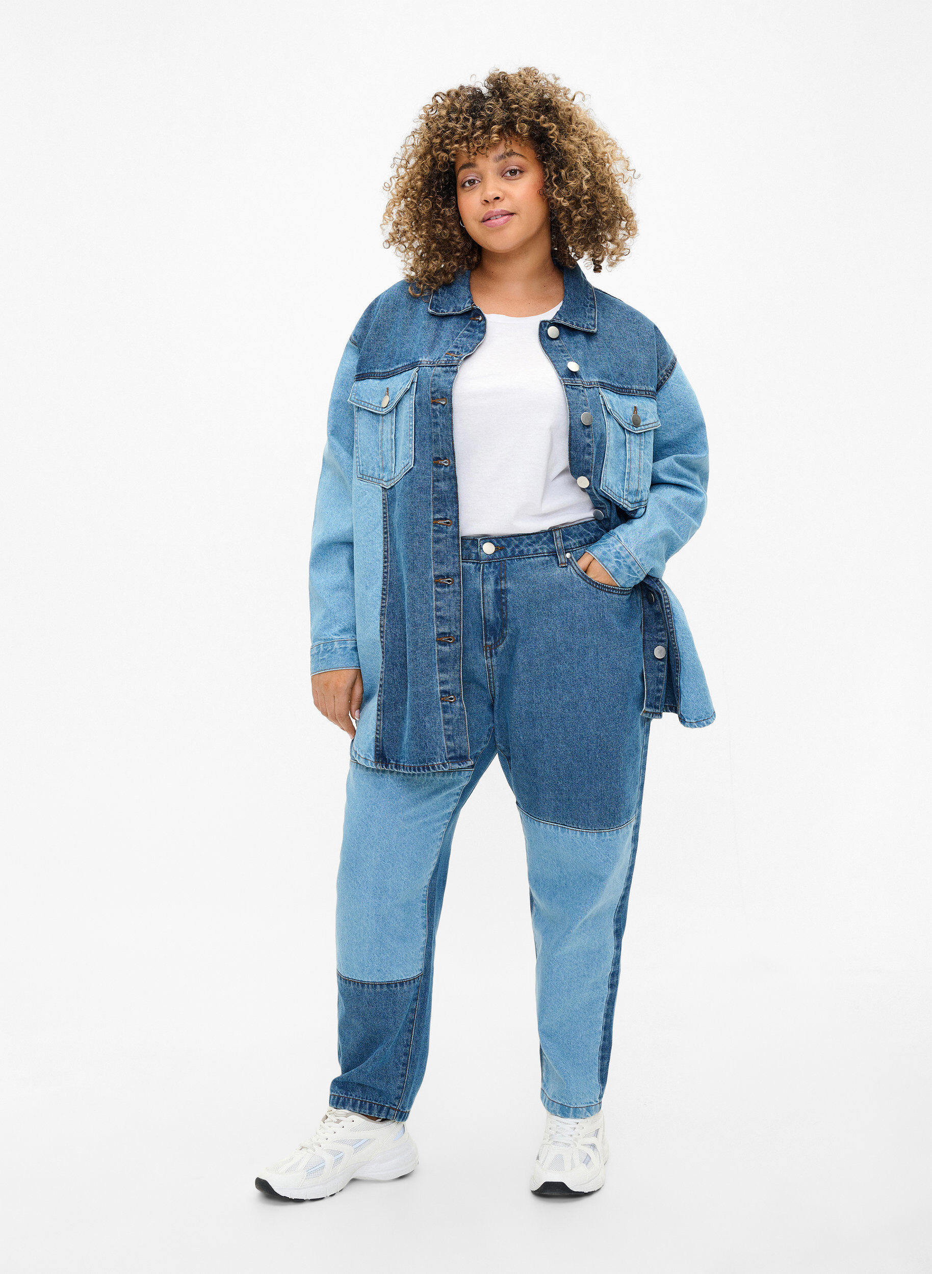 Zizzi Mille mom fit-jeans met colorblock en hoge taille, Light Blue Denim, Model image number 0