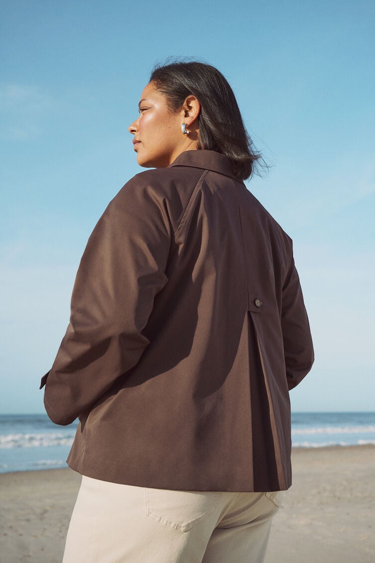 Bruine korte trenchcoat, , Model