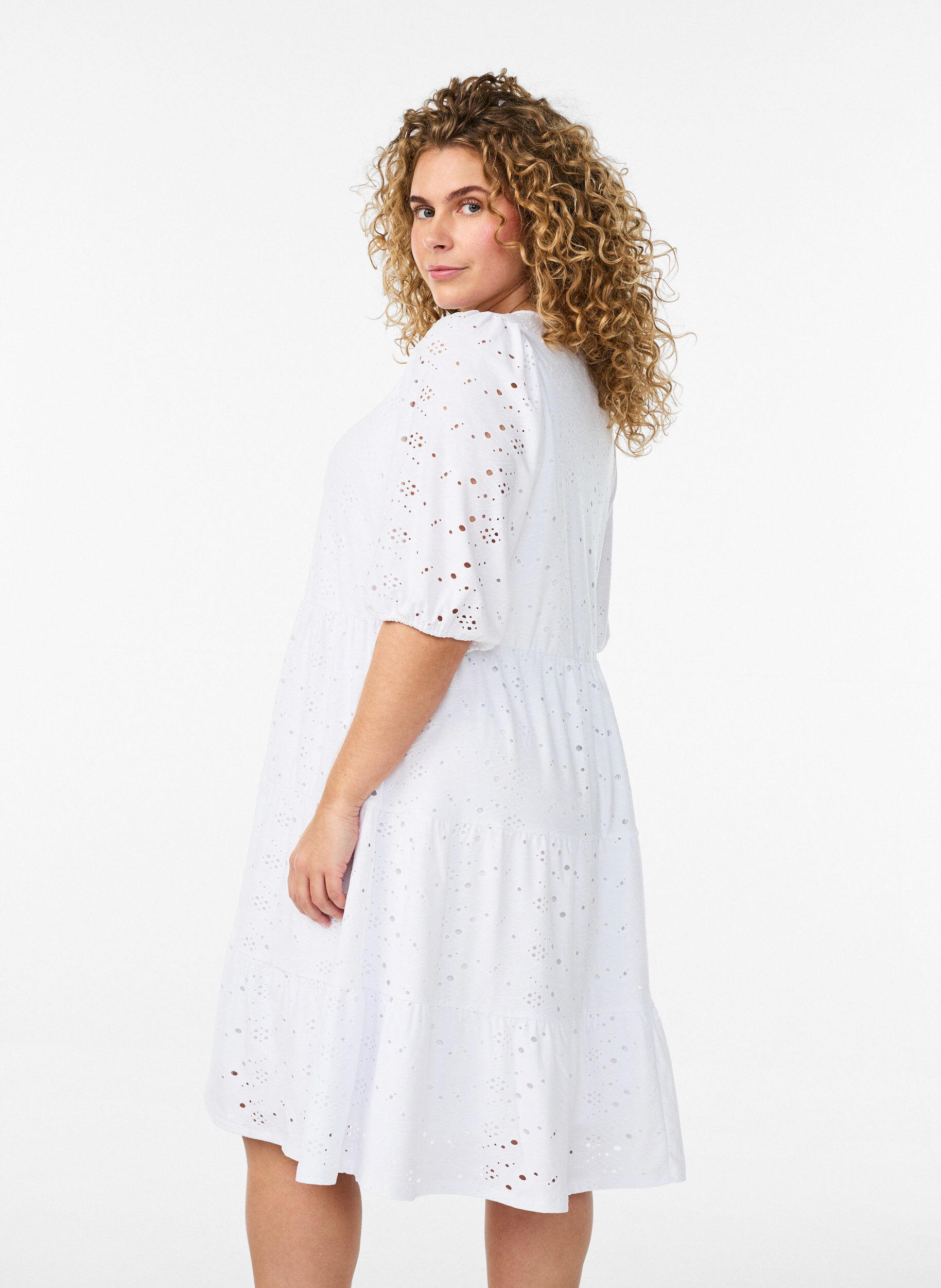 Zizzi Broderie anglaise jurk met een V-hals en mouwen 1/2 lengte, Wit, Model image number 2