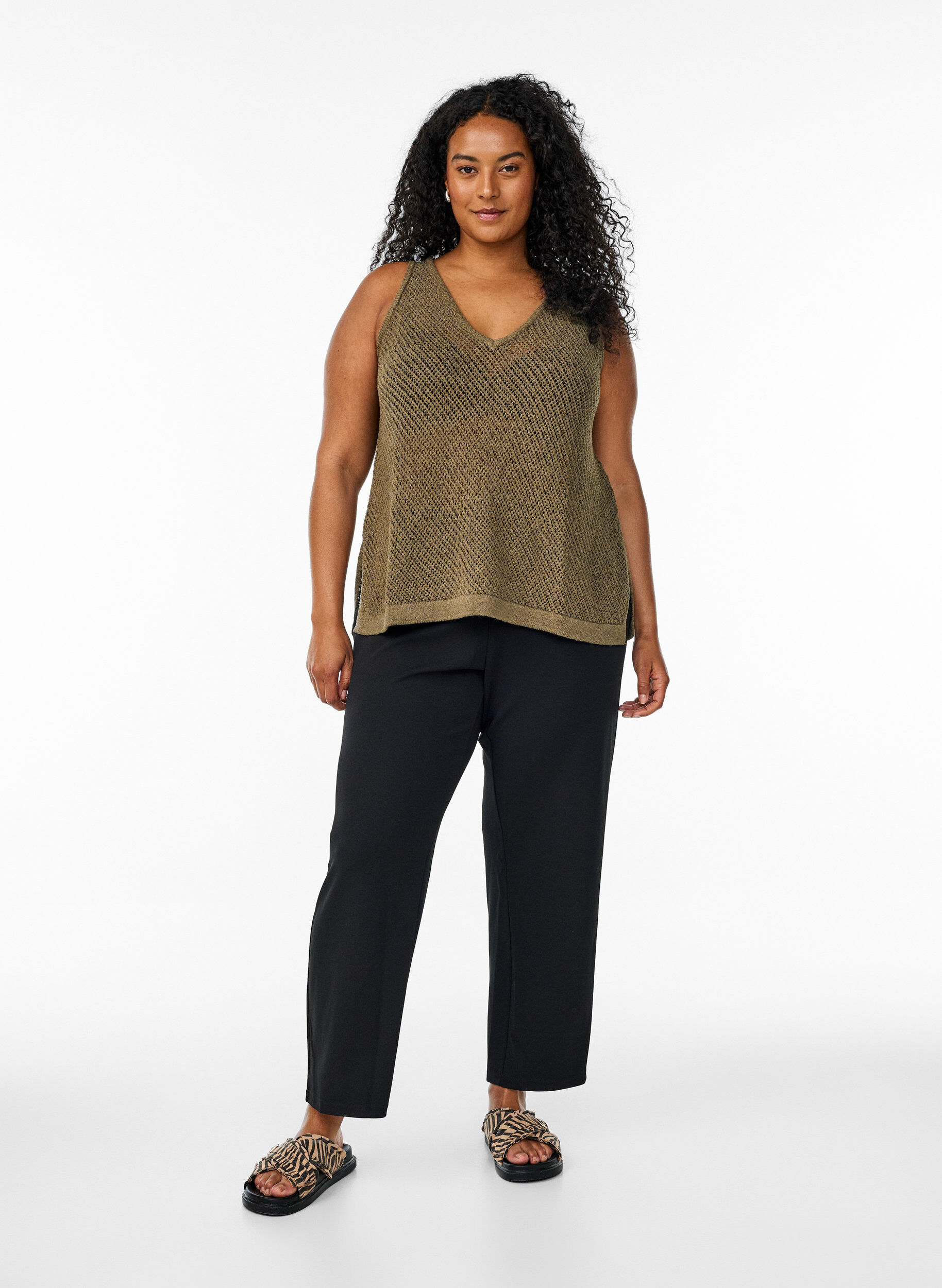 Zizzi FLASH - Mouwloze gebreide top met V-hals, Groen, Model image number 1