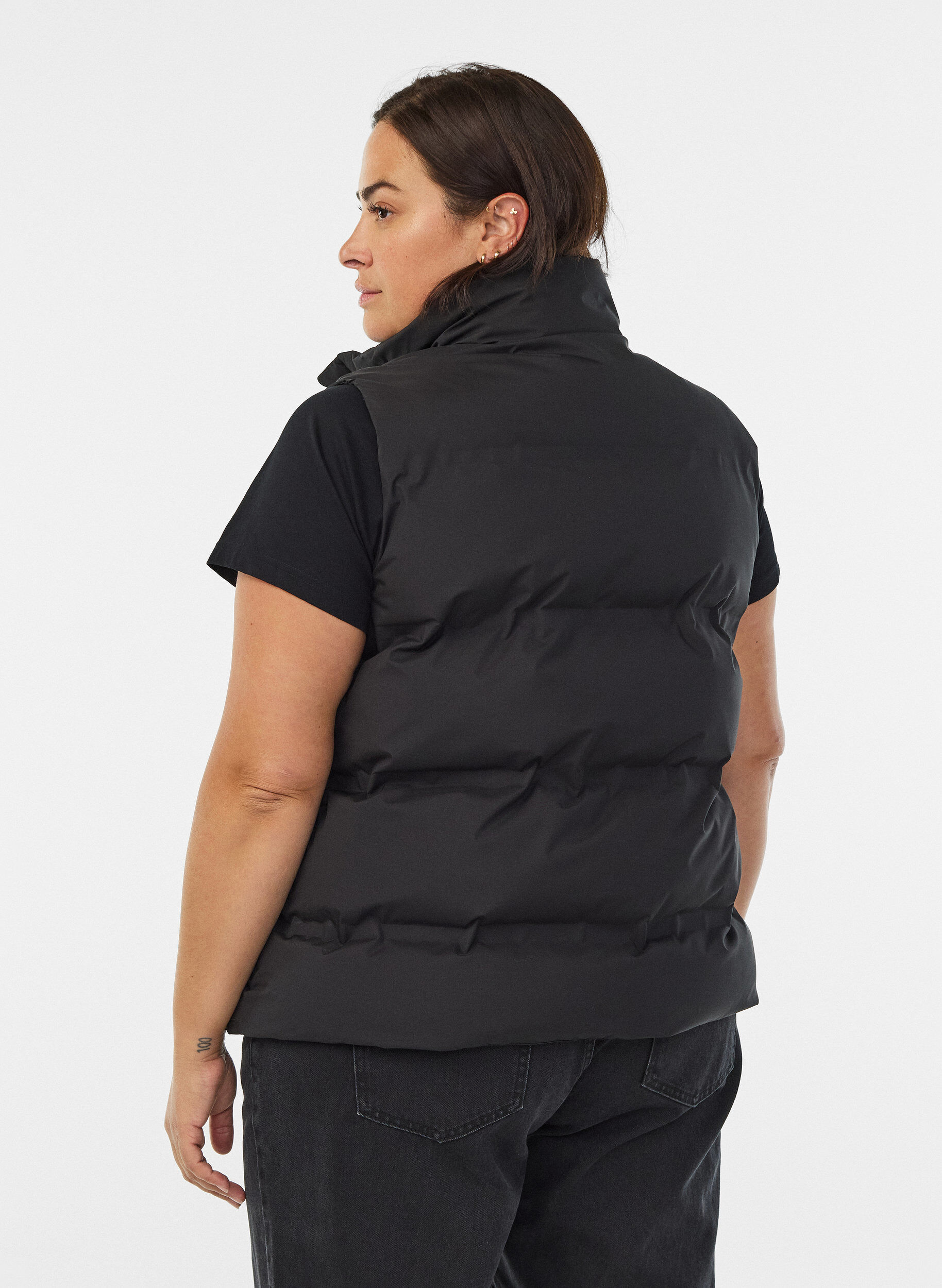 Zizzi Korte puffer bodywarmer met hoge kraag, Zwart, Model image number 2