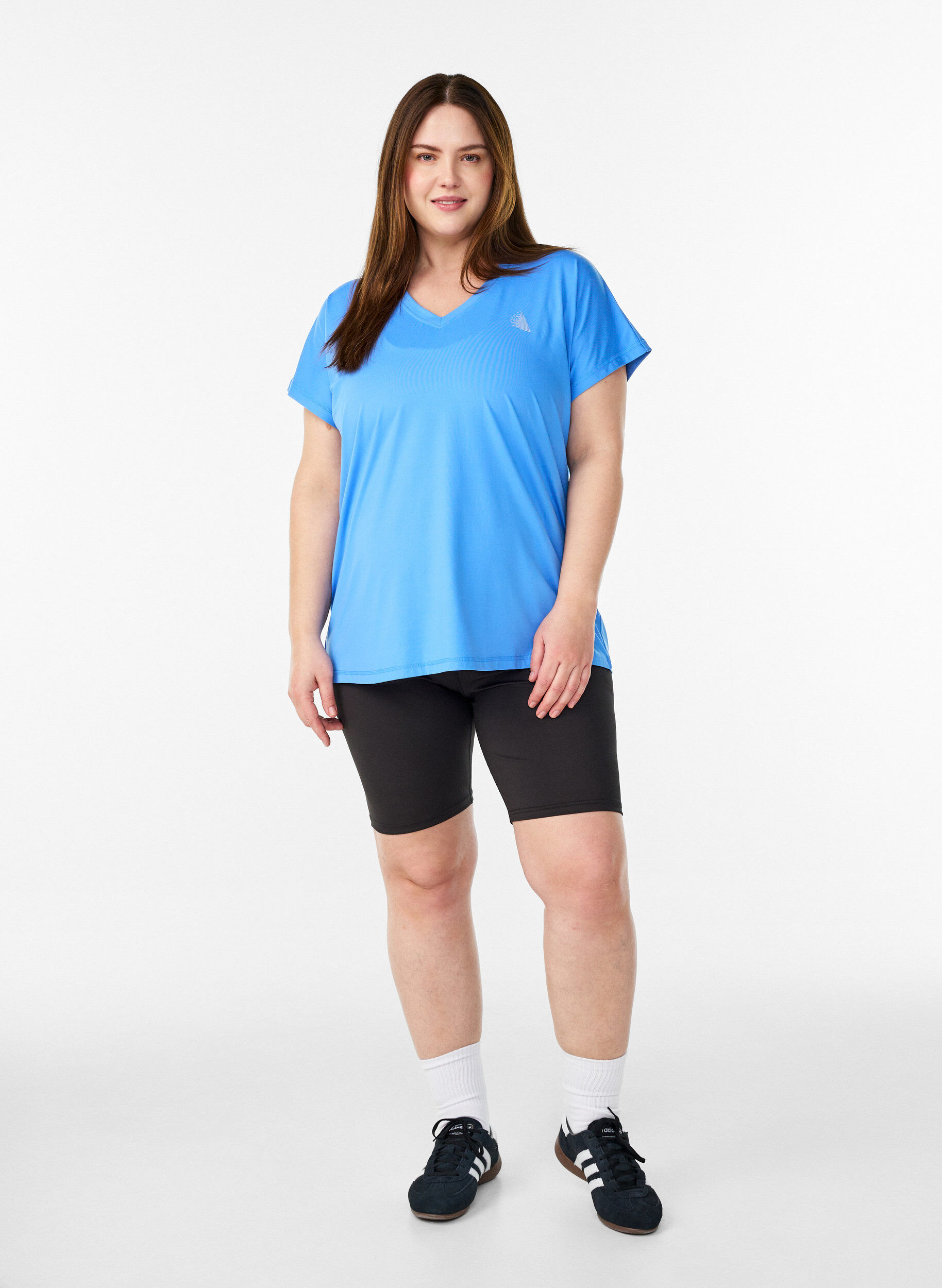 Zizzi Losvallend trainings-T-shirt met V-hals, Blauw, Model image number 1