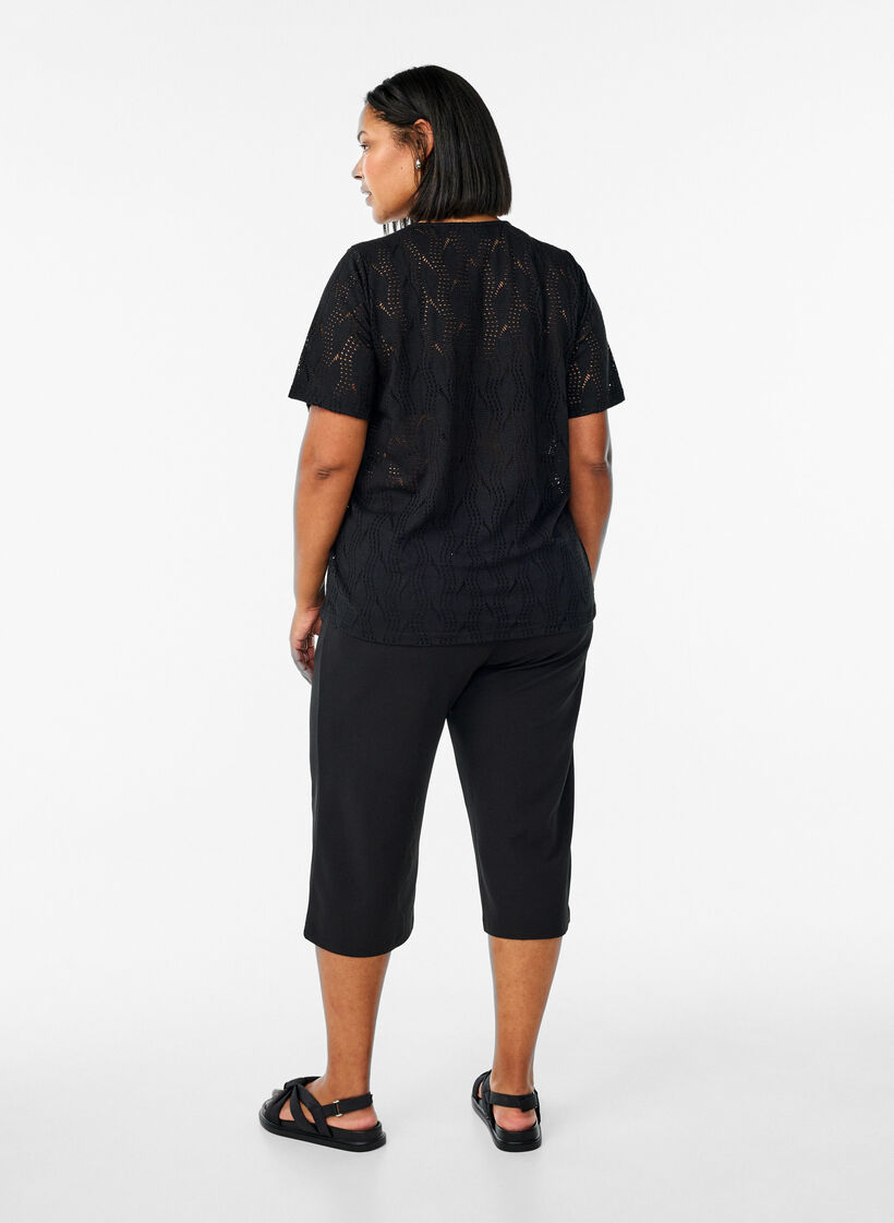 Hoog getailleerde kniebroek met losse pasvorm, Zwart, Model image number 2