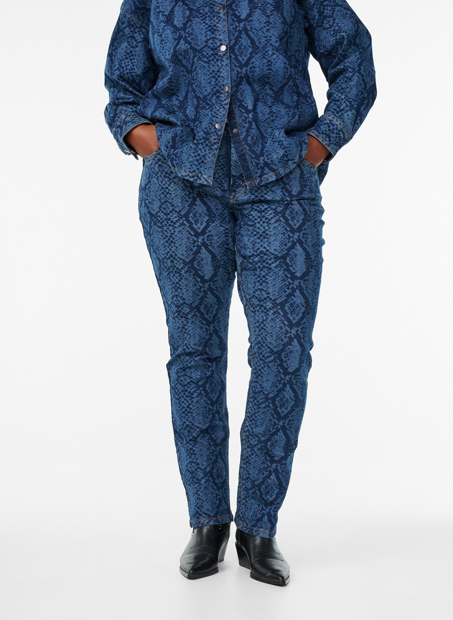 Zizzi Emily jeans met slangenprint, Blauw, Model image number 2