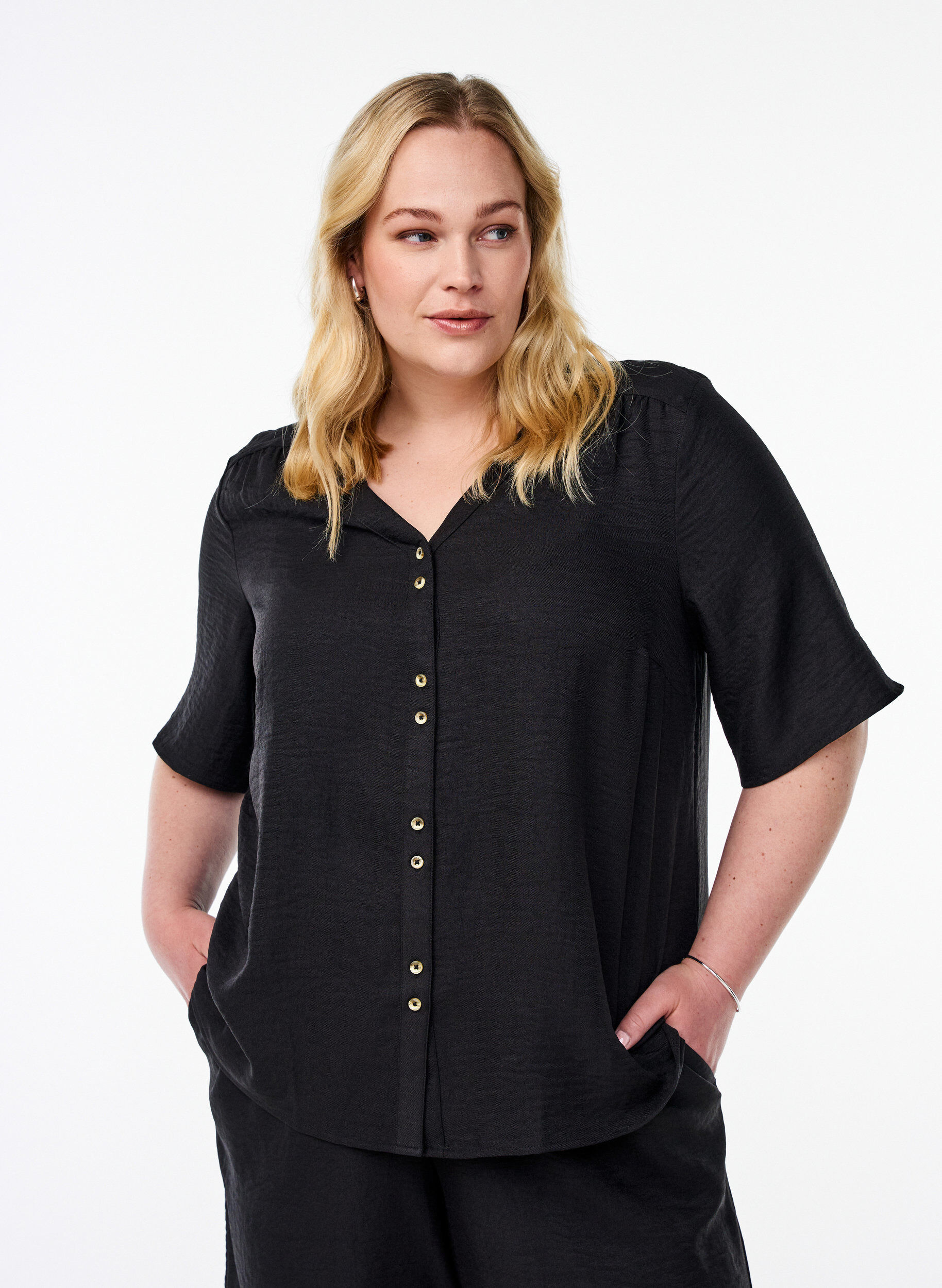 Overhemd blouse met V-hals en korte mouwen, Zwart, Model