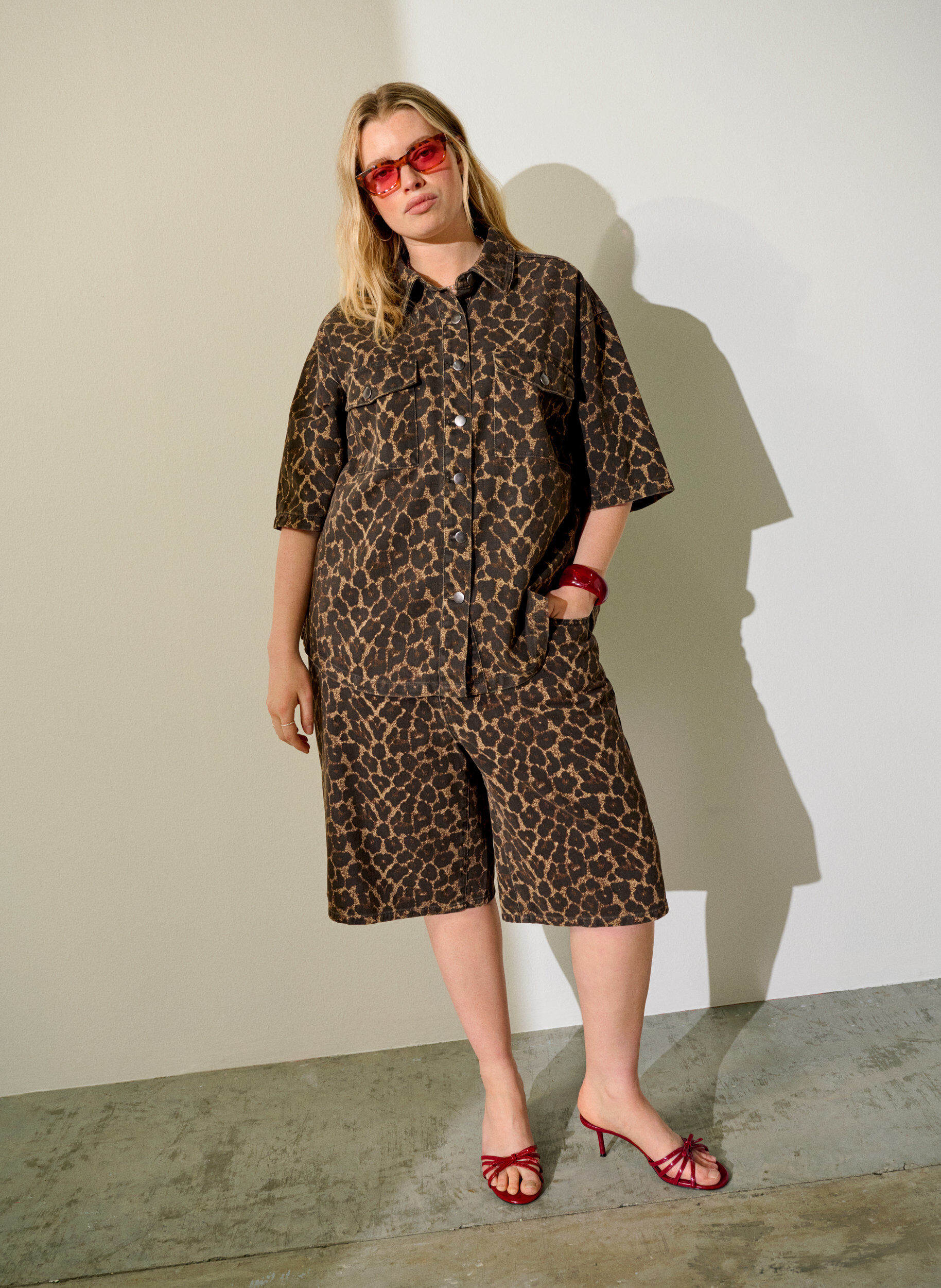 Zizzi Luipaardprint denim bermuda shorts, Bruin, Image image number 0