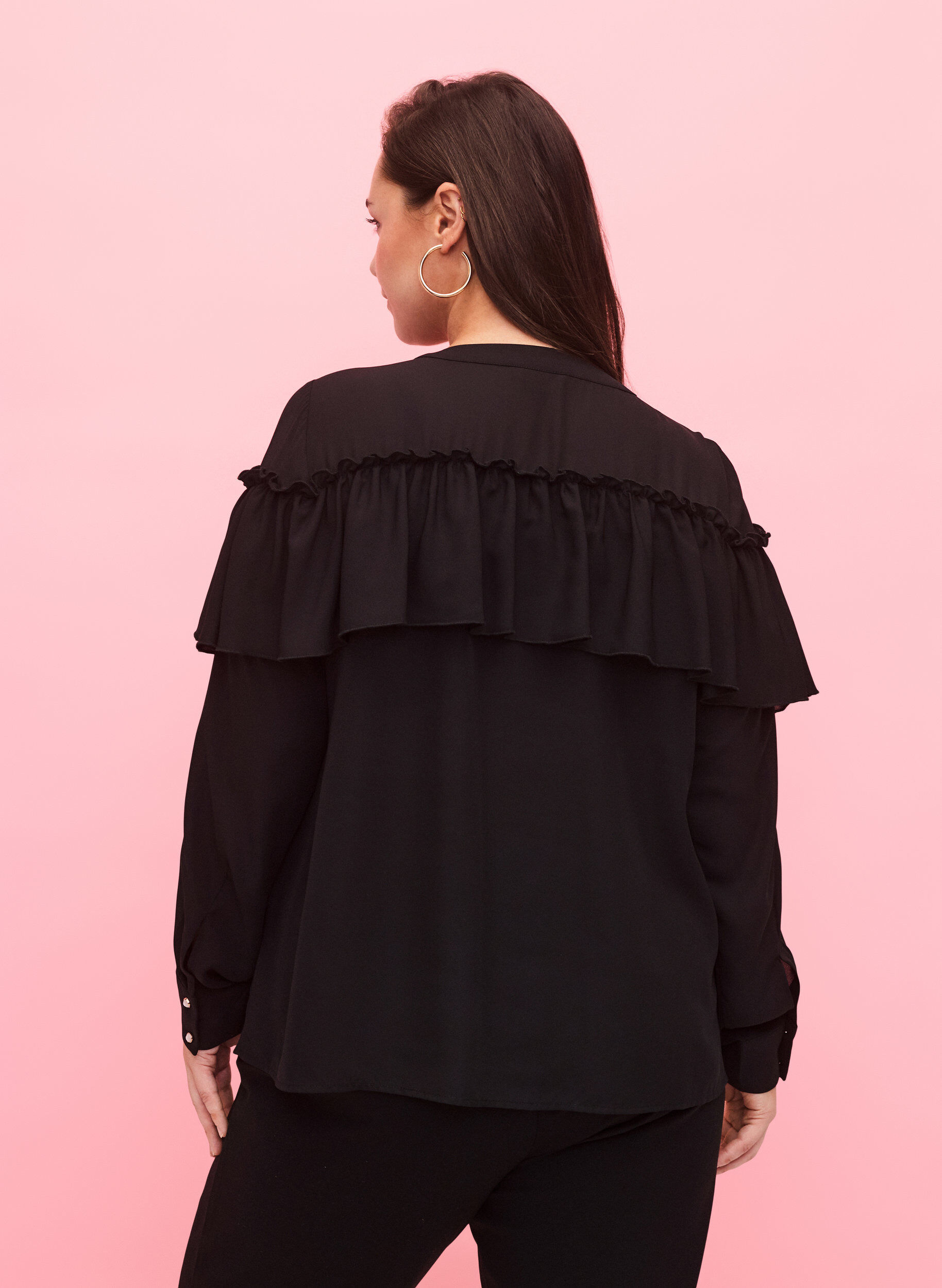 Zizzi Ruche blouse met parelknopen, Black, Model image number 1